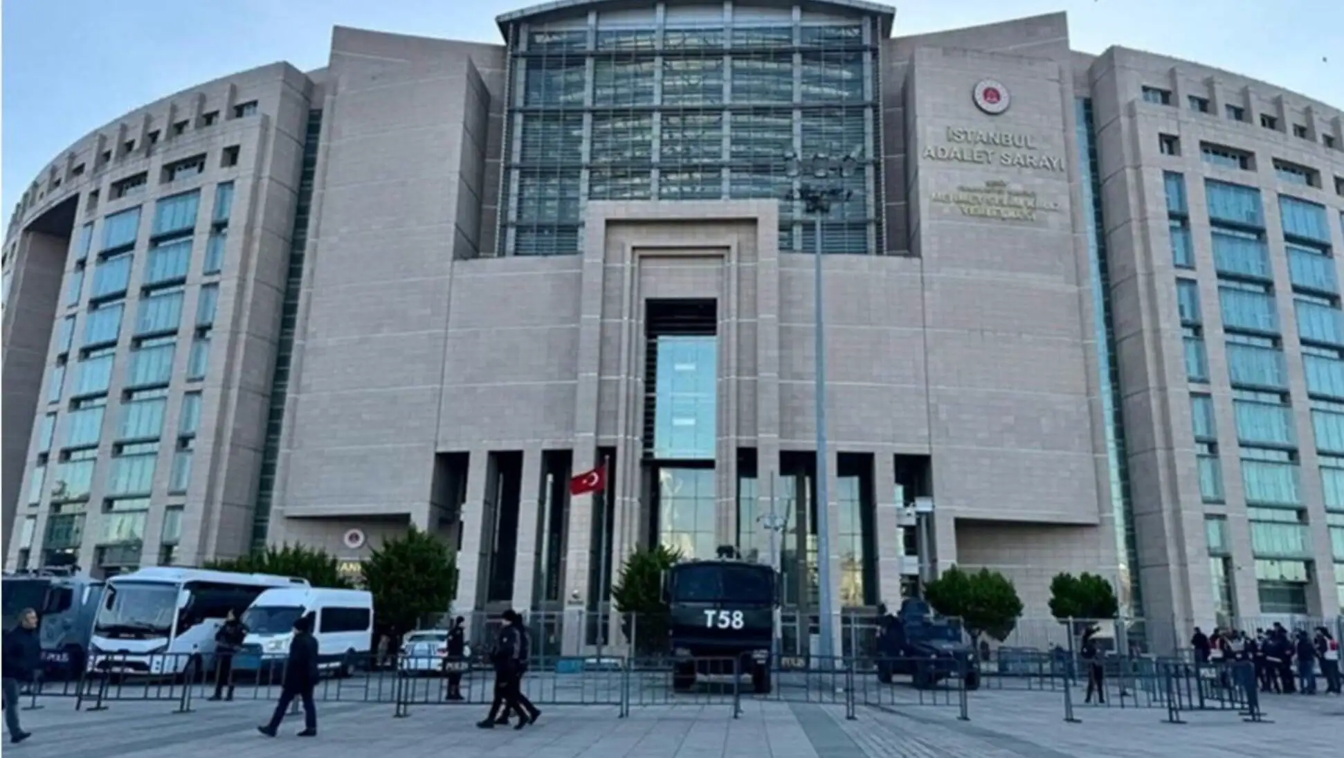 İstanbul Adliyesi önünde avukatlar.