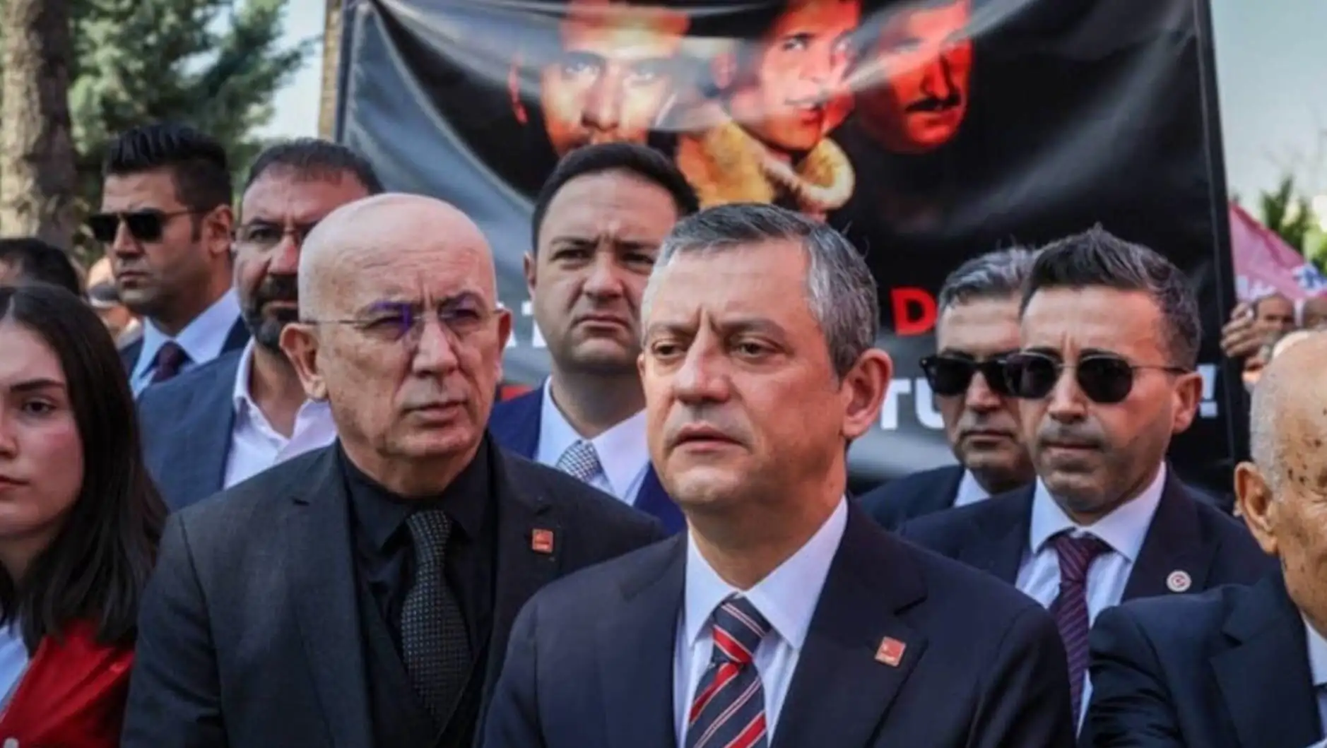 Özgür Özel, mikrofonların önünde bir adam.