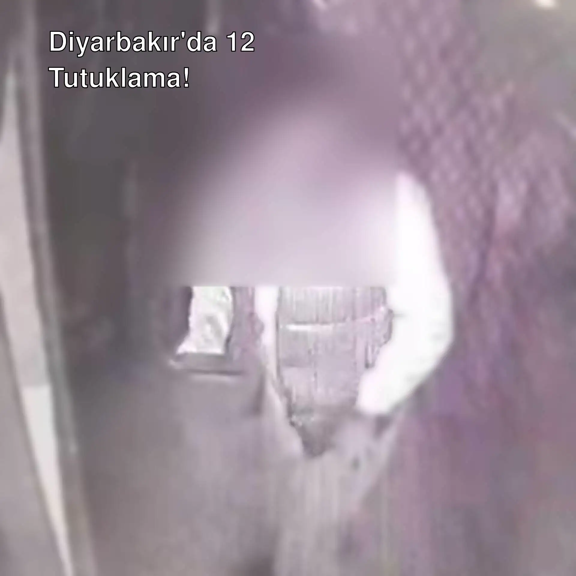 Diyarbakır'da dolandırıcılık operasyonu sırasında bir kişi kapıda duruyor.