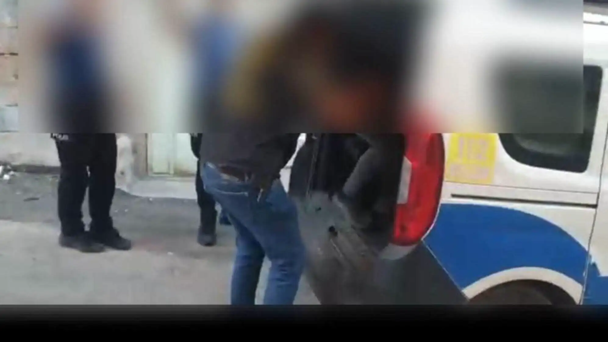 Polis memurlarının bir aracı kaldırmaya çalıştığı an.