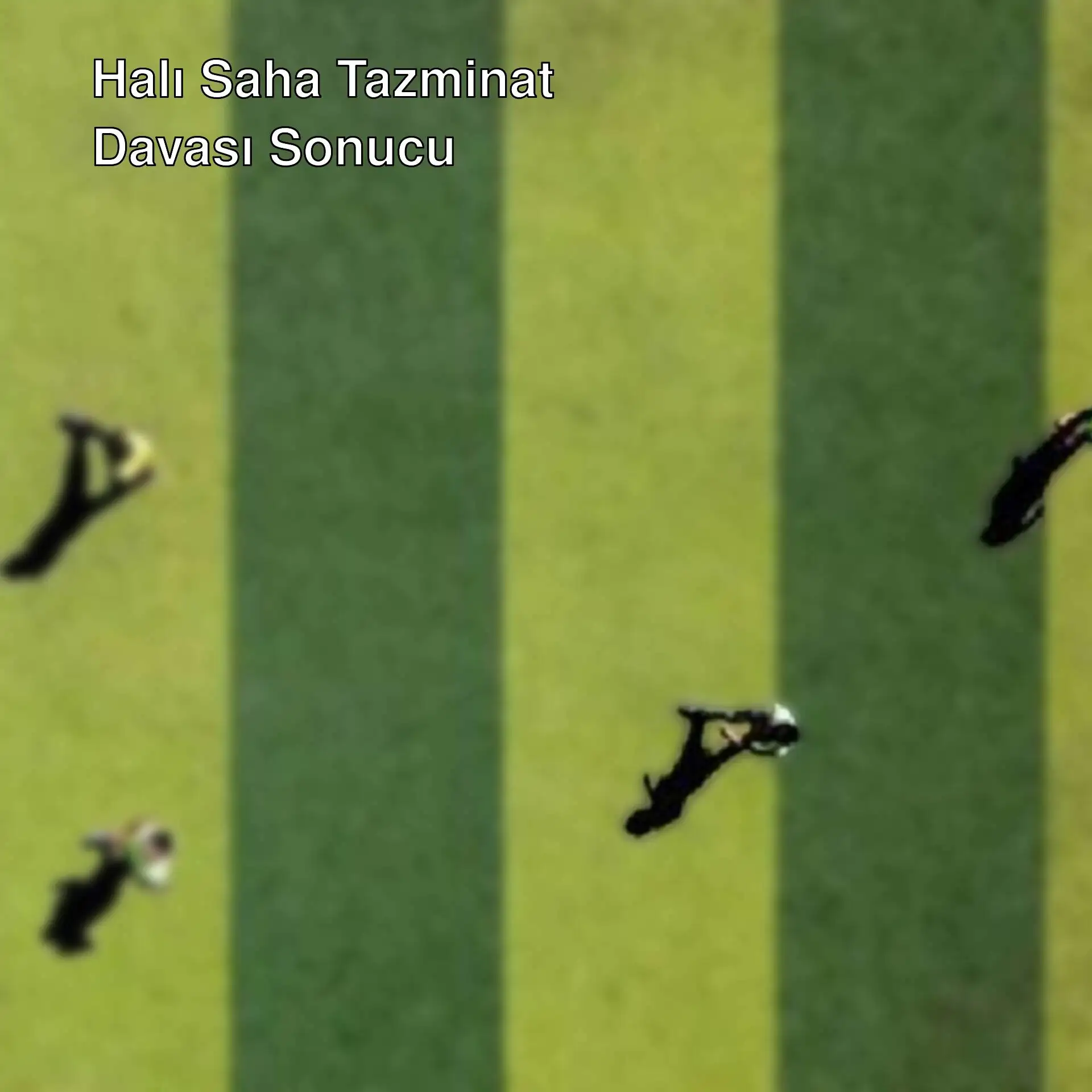 Bir grup insan futbol oynuyor.