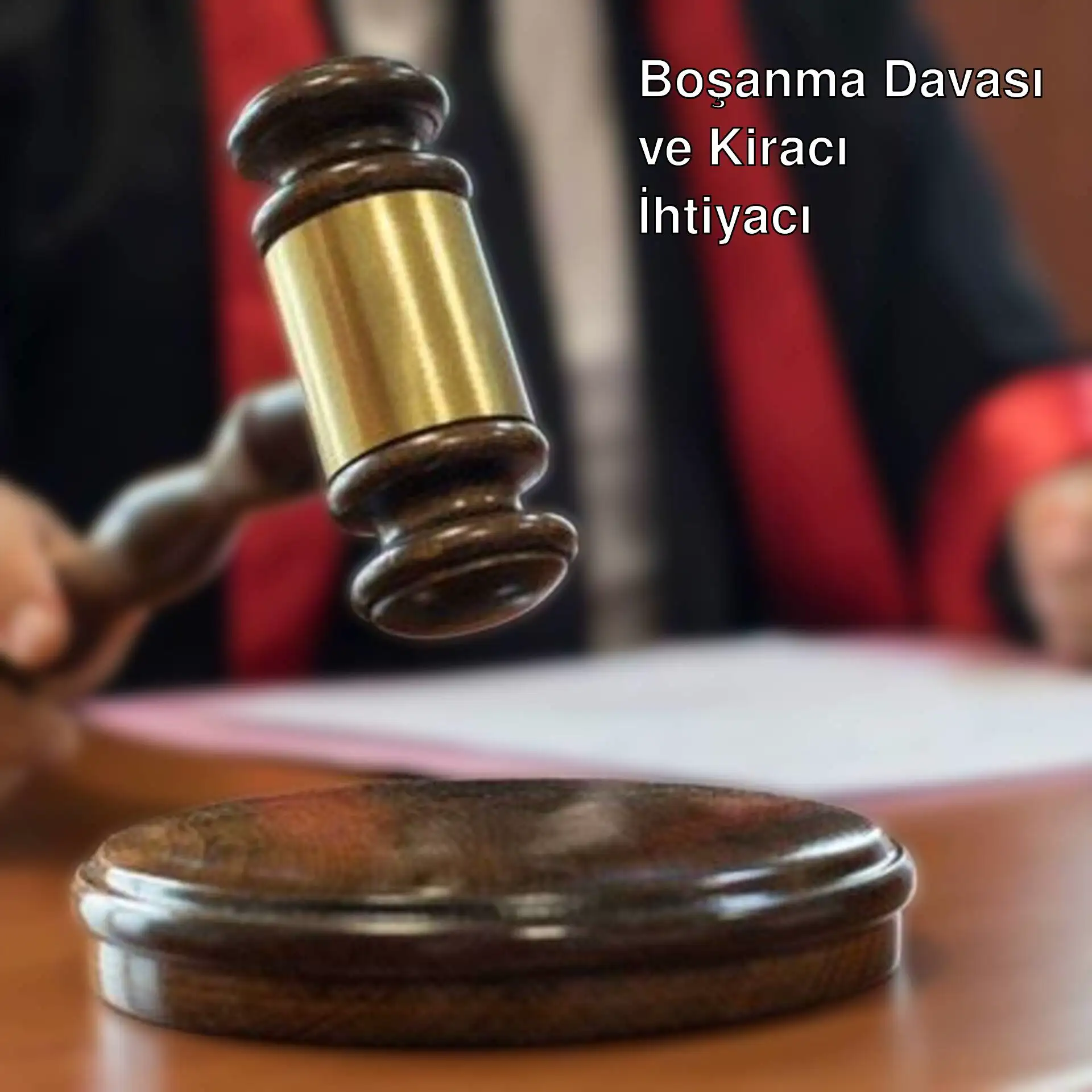 Bir hakimin tokmağı, mahkeme salonunda adaletin simgesi olarak öne çıkıyor.