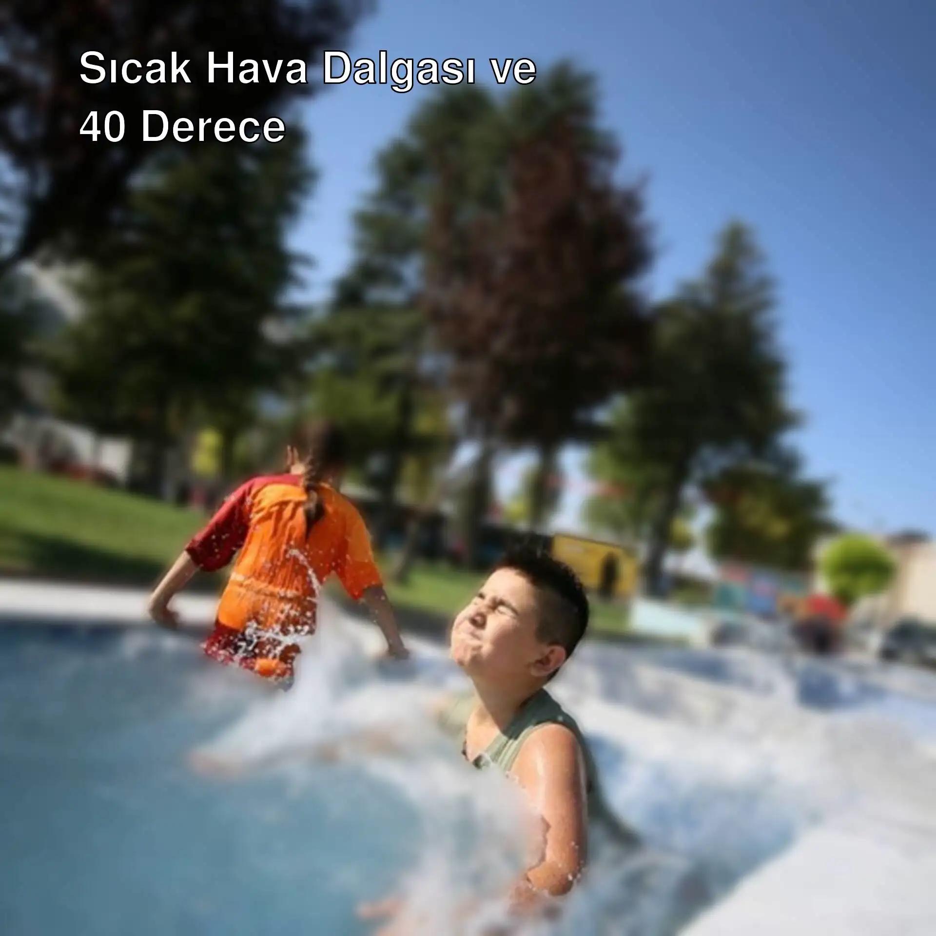 Bir çocuk havuzda su sıçratıyor.