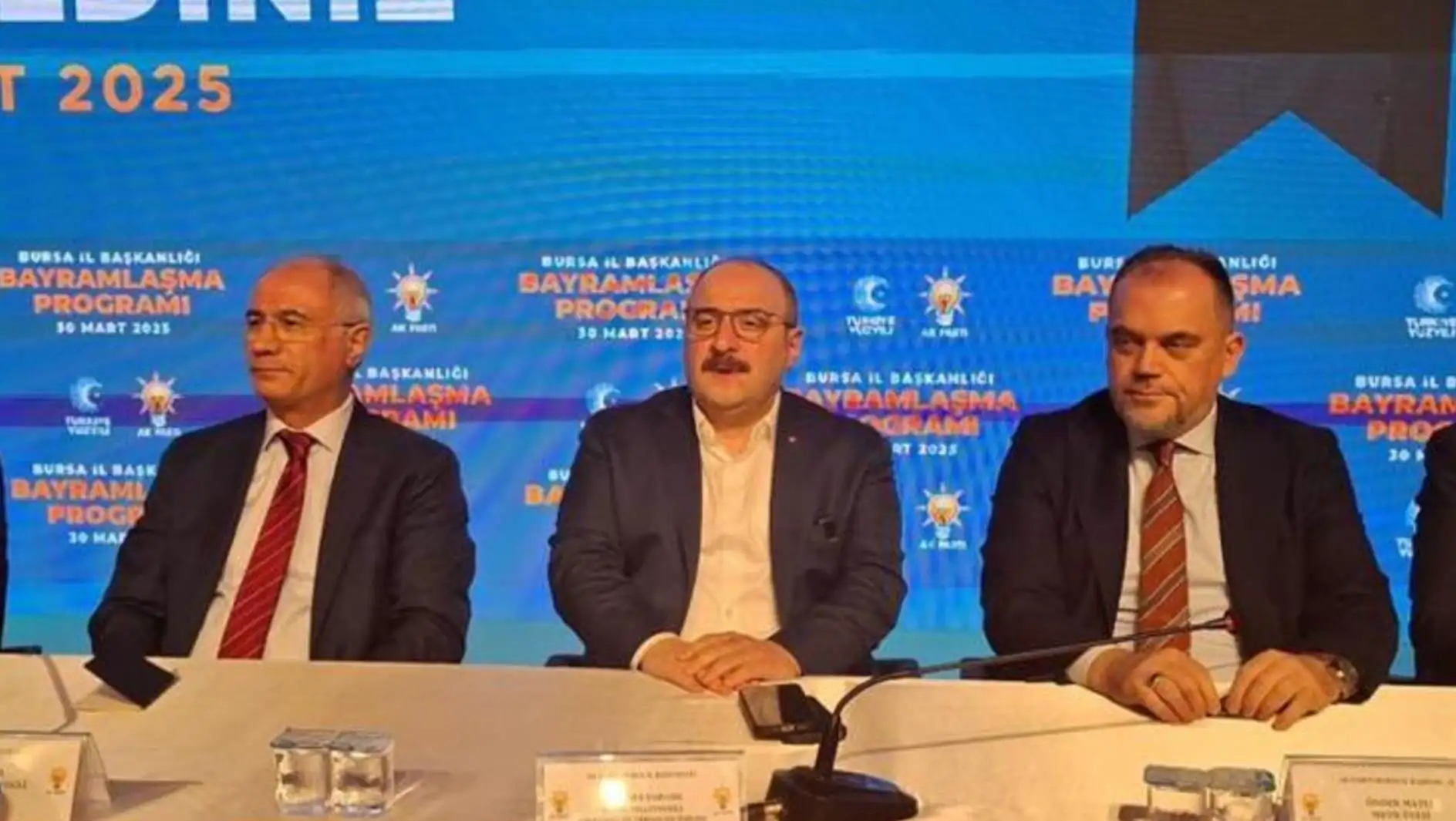 Özgür Özel, basın toplantısında önemli açıklamalarda bulunuyor. Özgür Özel, basın toplantısında önemli açıklamalarda bulunuyor.