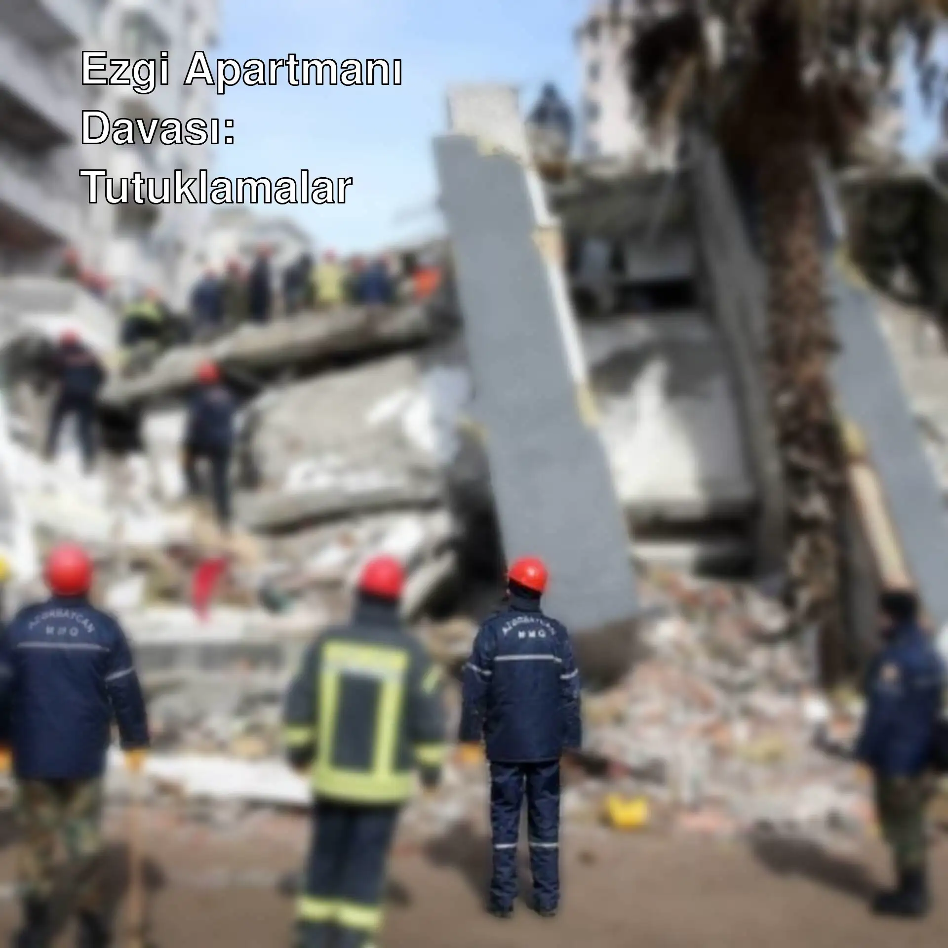 Kahramanmaraş'ta yıkılan bir bina önünde toplanmış insanlar.