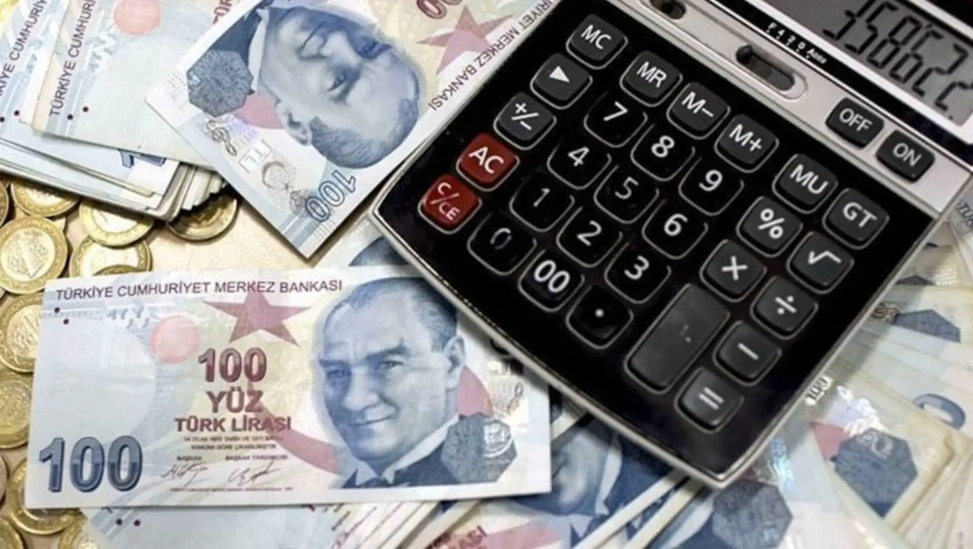 Masa üzerinde hesap makinesi ve para. Masa üzerinde hesap makinesi ve para.