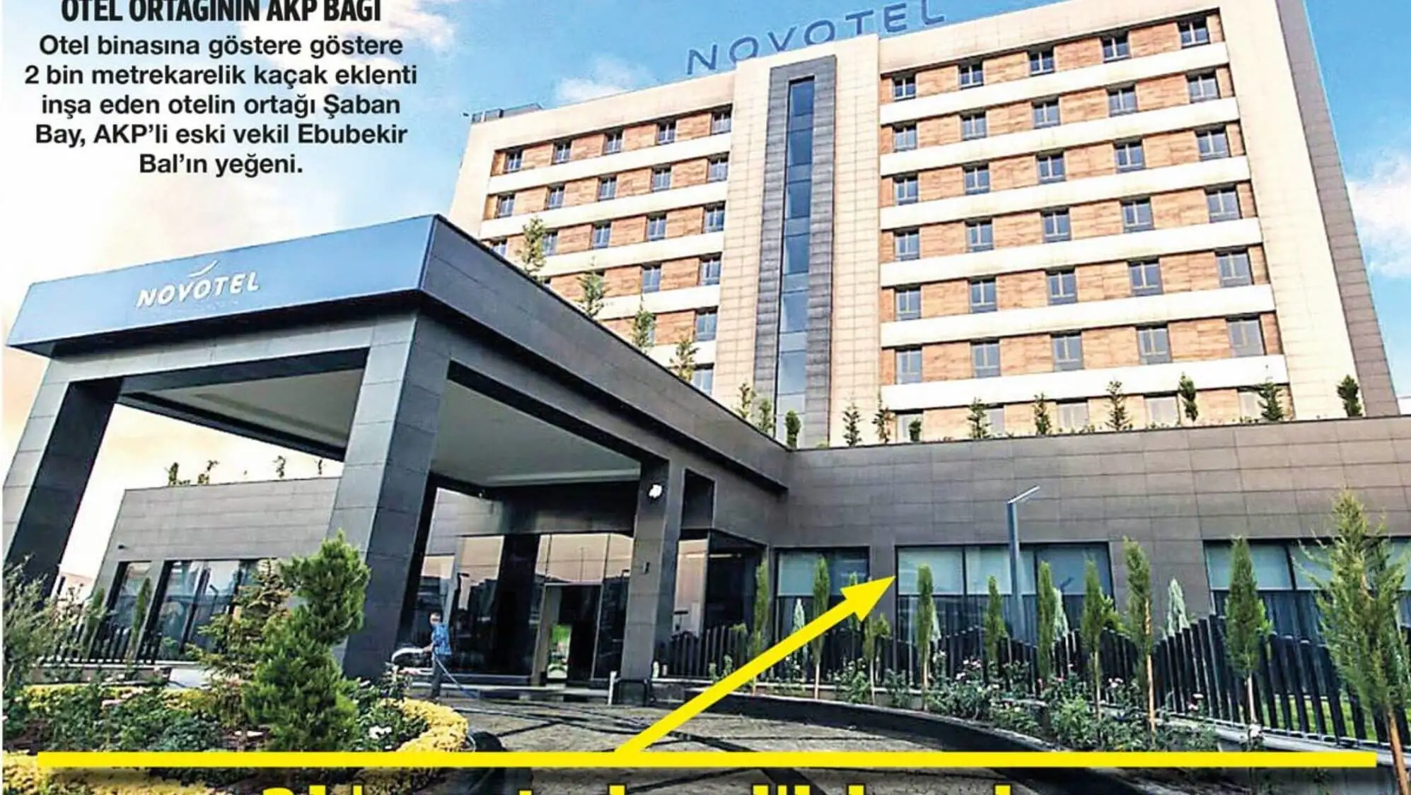 Büyük bir girişe sahip olan otel binası. Büyük bir girişe sahip olan otel binası.