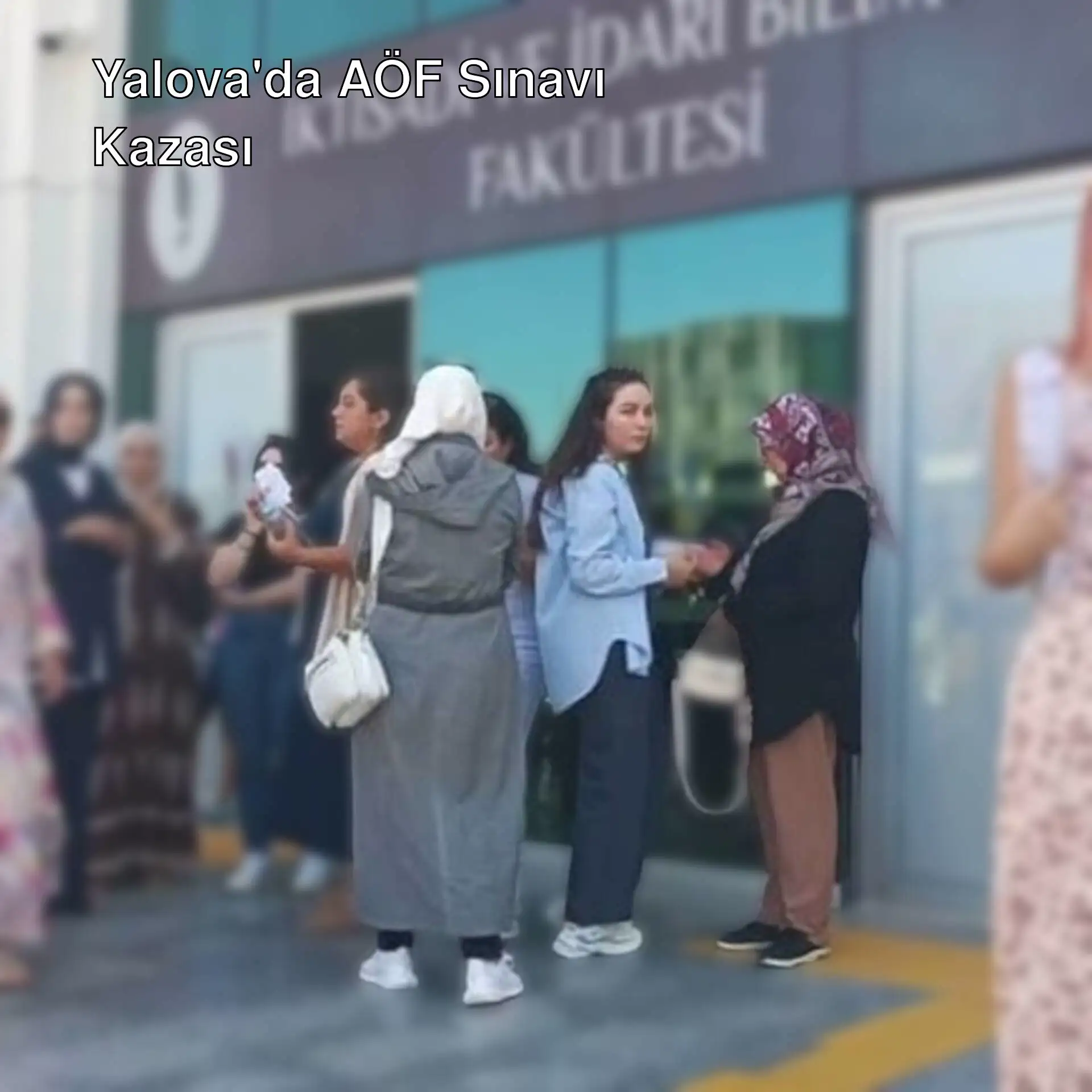 Yalova'da kaza sonrası bekleyen öğrenciler. Yalova'da kaza sonrası bekleyen öğrenciler.