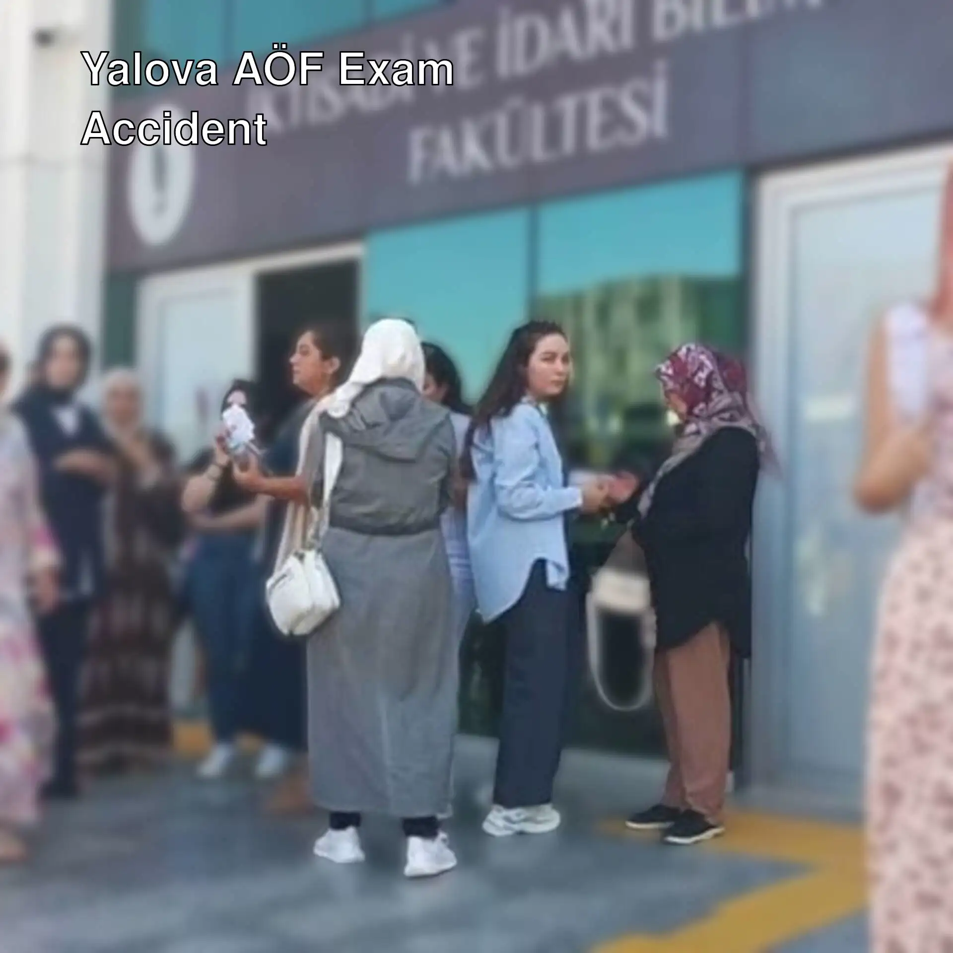 Students waiting after the accident in Yalova. Students waiting after the accident in Yalova.