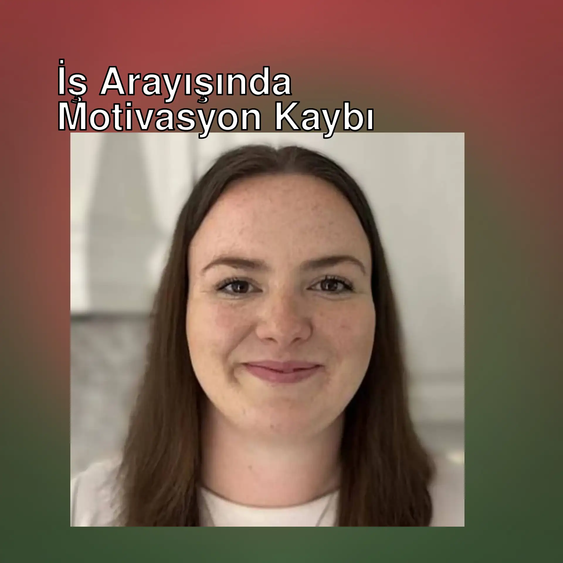 Uzun saçlı bir kadın gülümseyerek poz veriyor. Uzun saçlı bir kadın gülümseyerek poz veriyor.