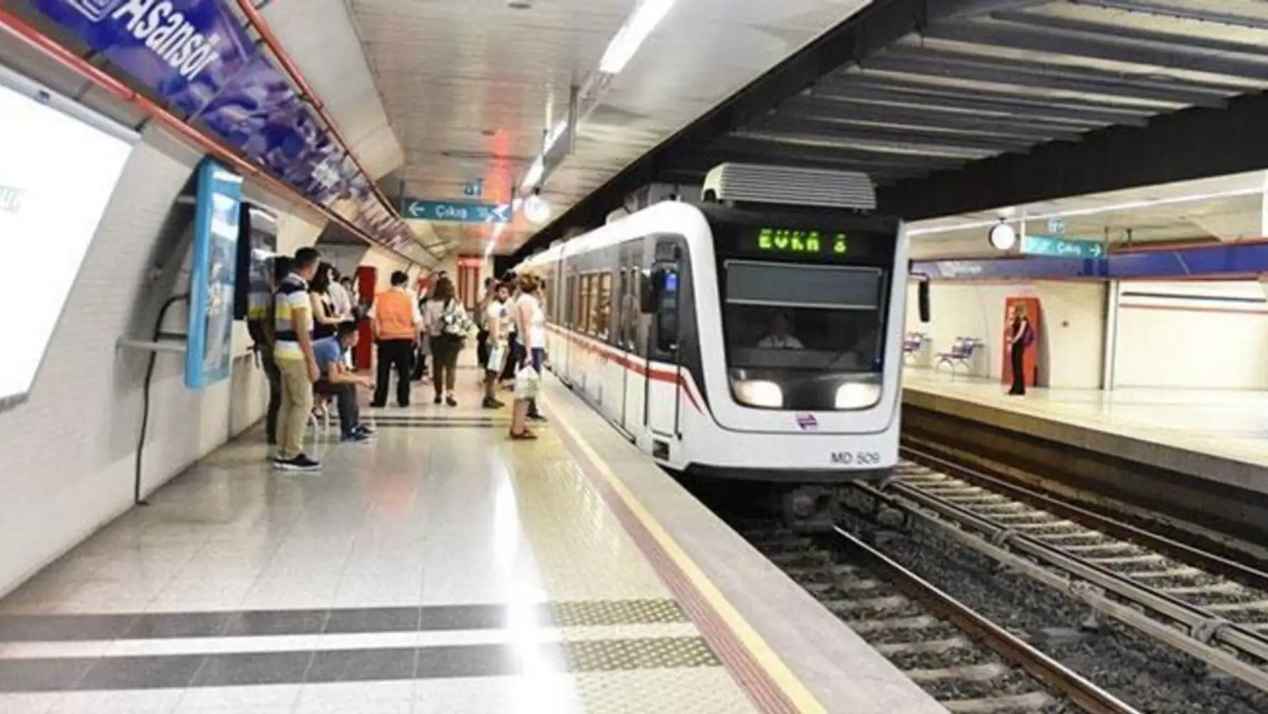 Bir tren istasyonda. Bir tren istasyonda.