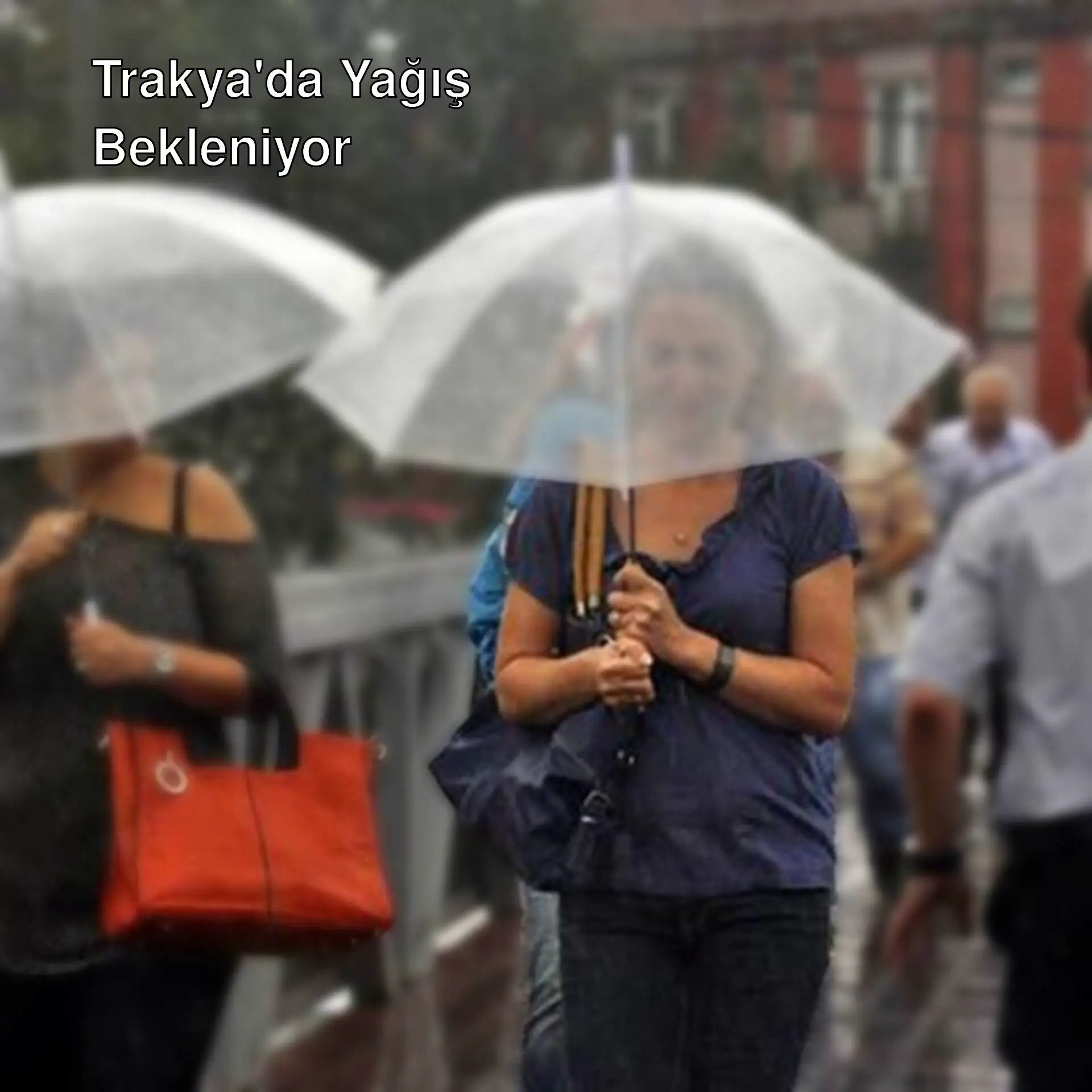 Bir grup insan şemsiyelerle yürüyüş yapıyor. Bir grup insan şemsiyelerle yürüyüş yapıyor.
