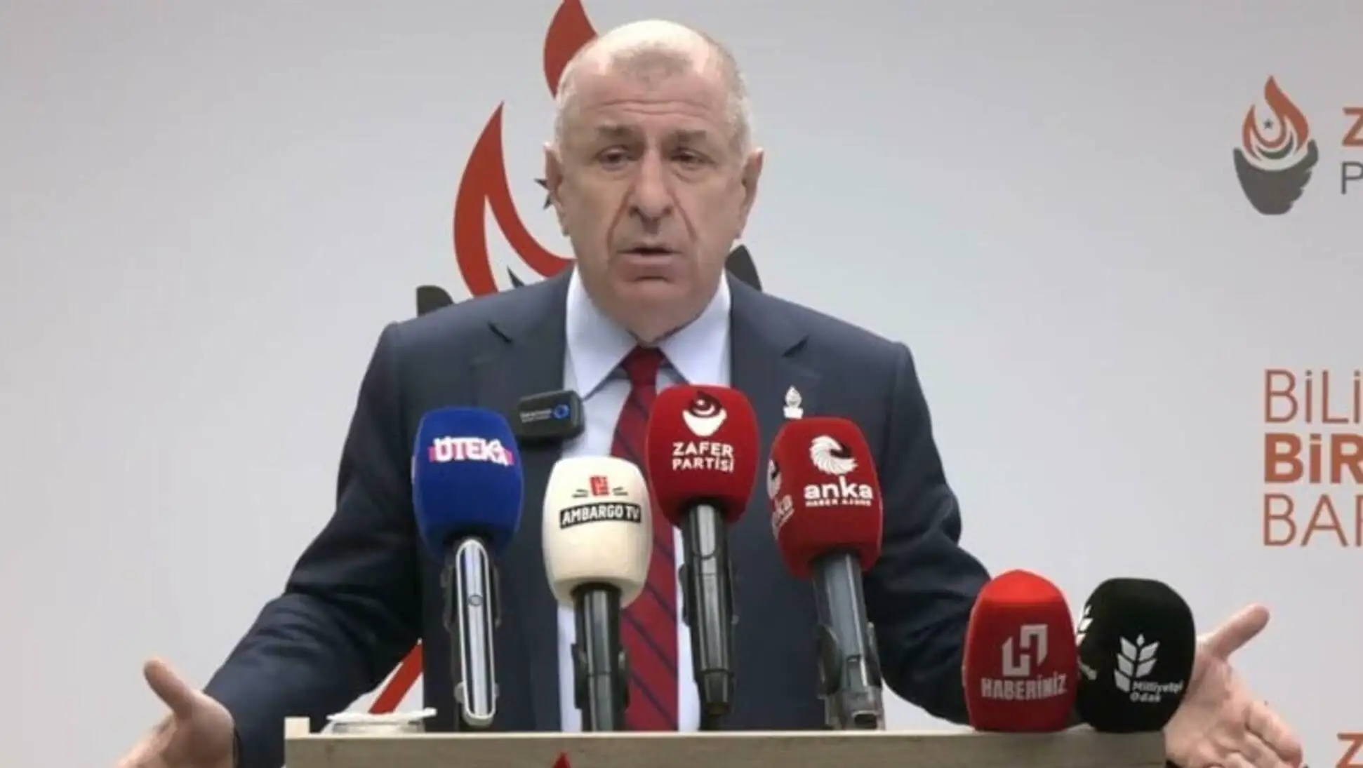 Ümit Özdağ, mikrofonlara konuşuyor. Ümit Özdağ, mikrofonlara konuşuyor.