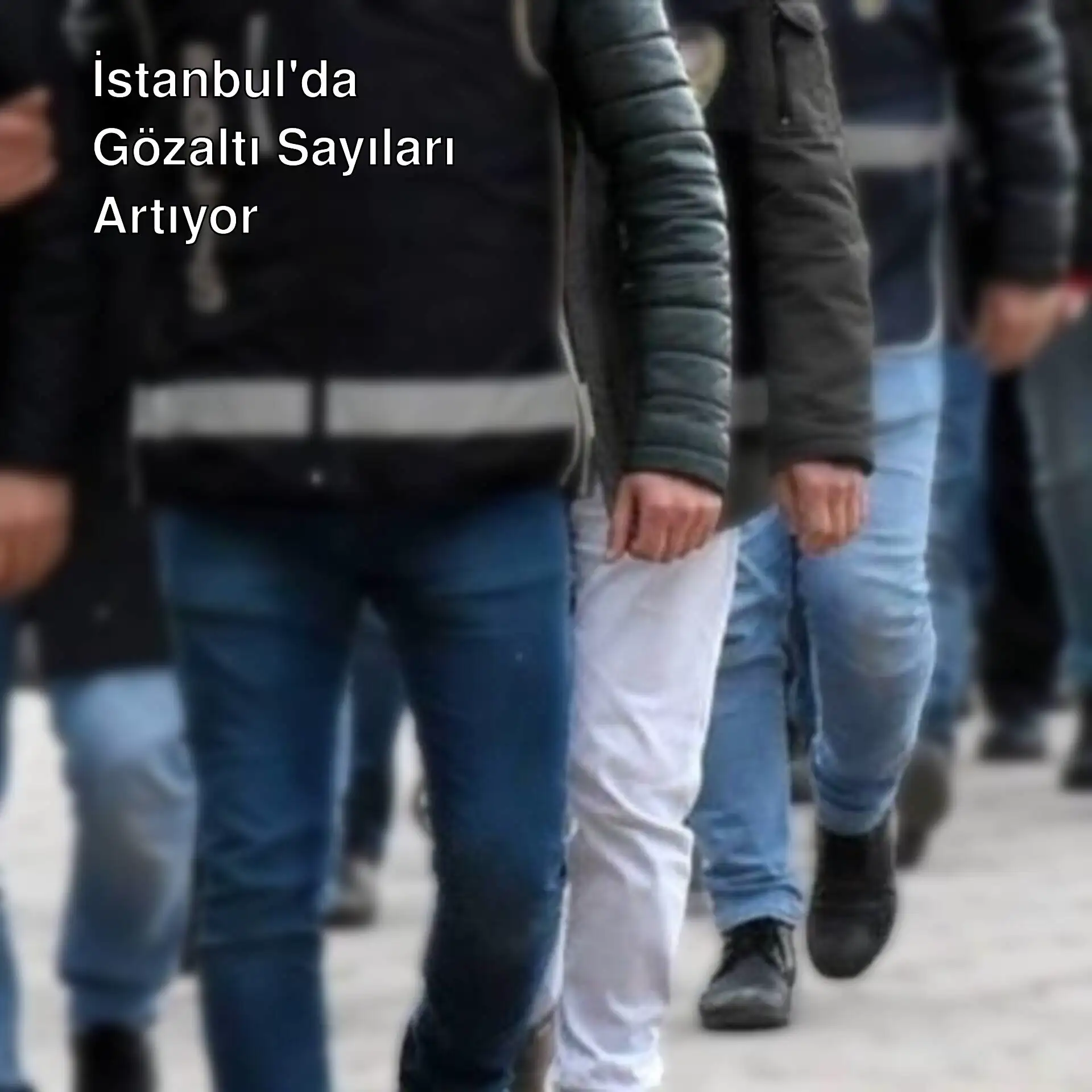 İstanbul'da gözaltına alınan bir grup insan.