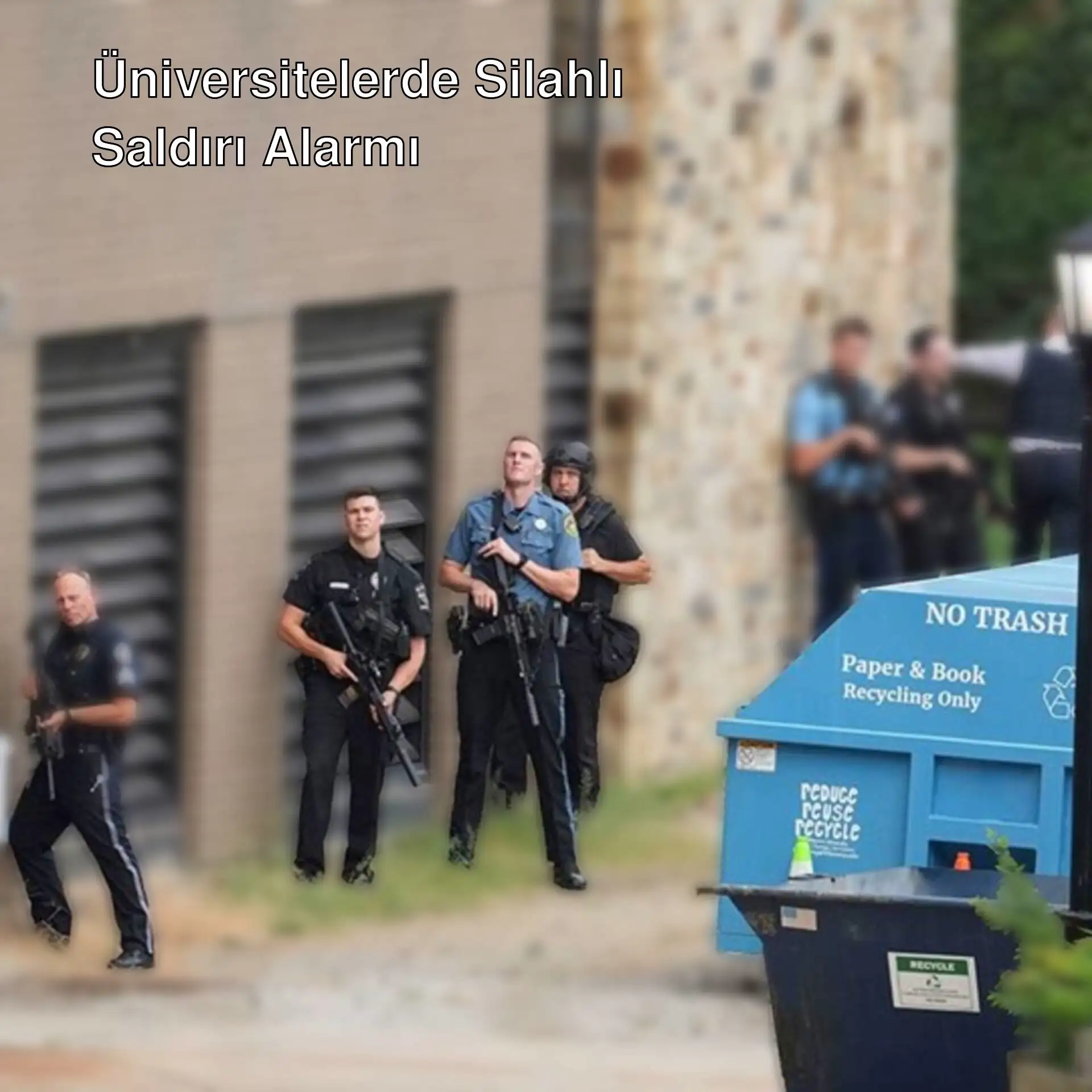 Polis memurları bir binanın önünde duruyor. Polis memurları bir binanın önünde duruyor.