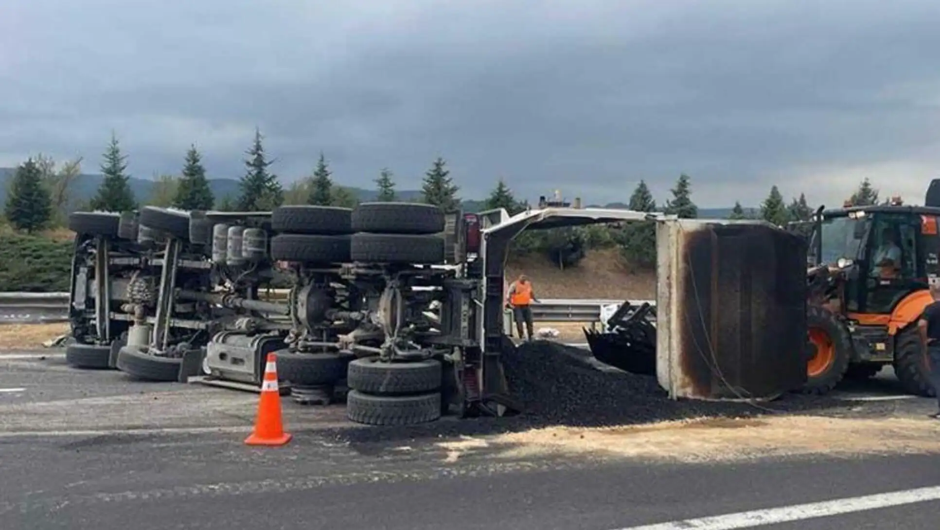 The situation of a truck that overturned on the road. The situation of a truck that overturned on the road.