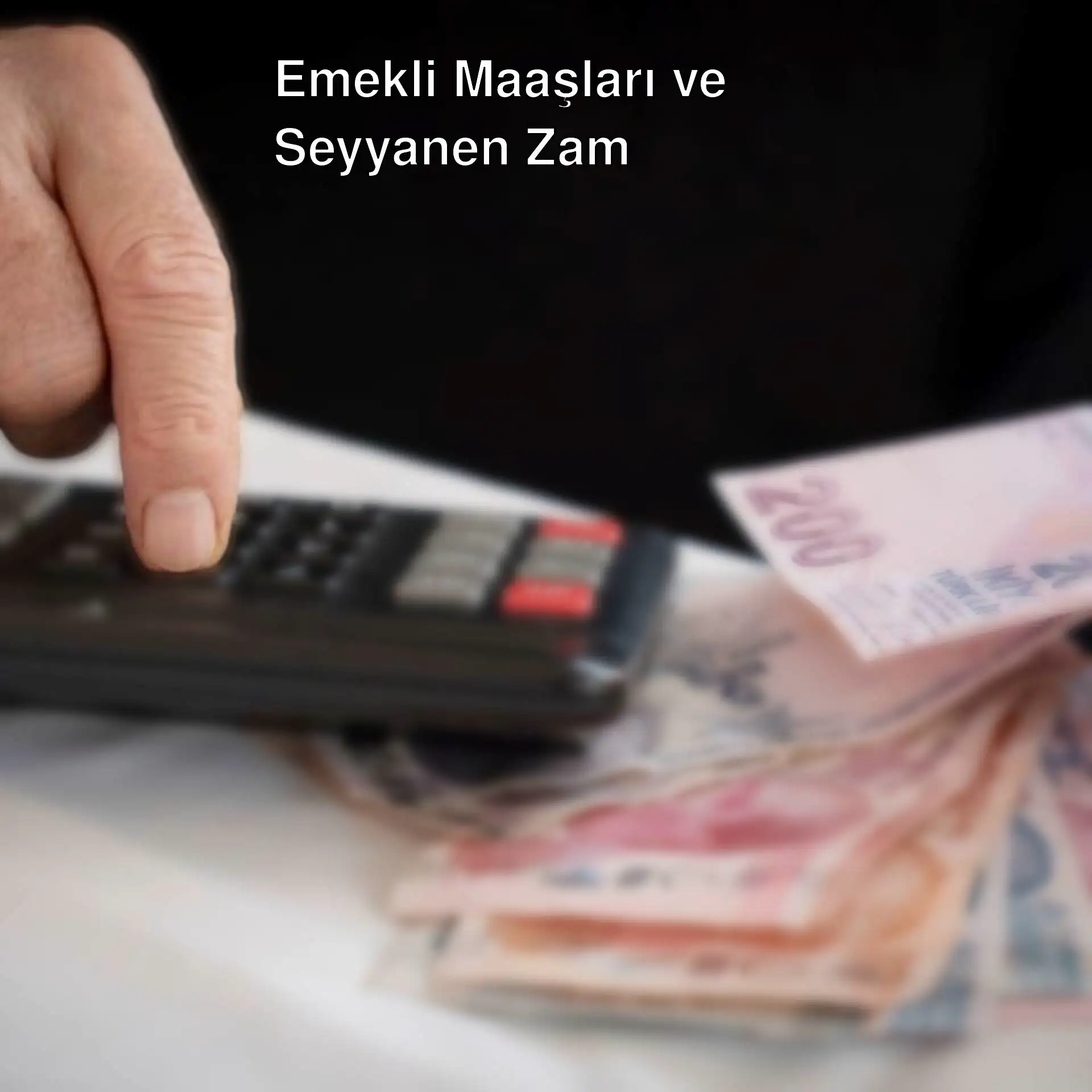 Bir kişi hesap makinesi kullanarak para hesaplıyor. Bir kişi hesap makinesi kullanarak para hesaplıyor.