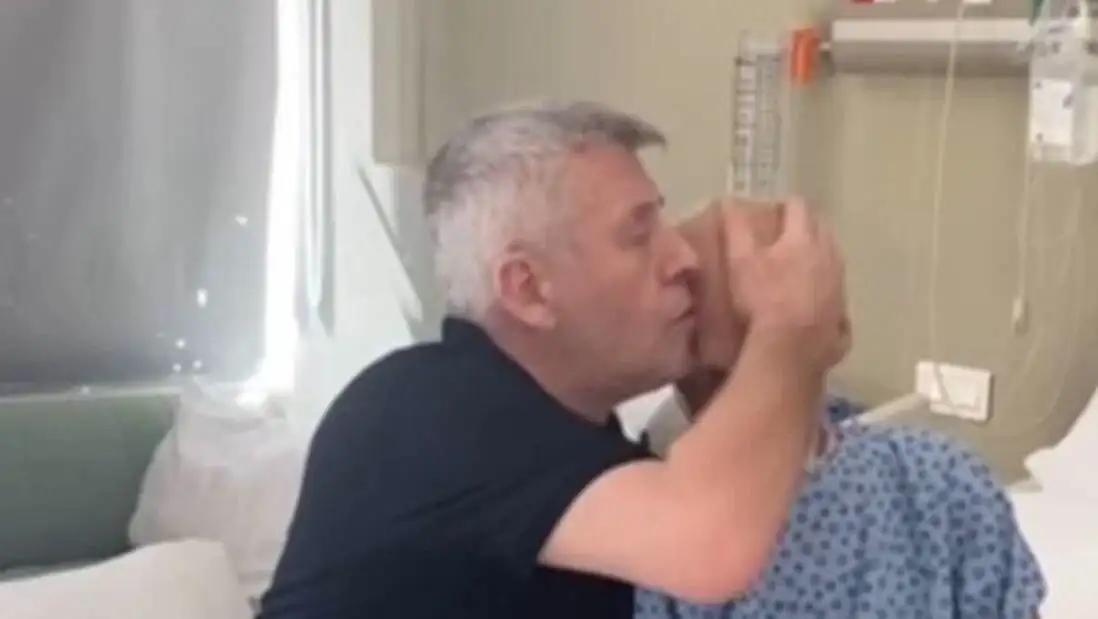 Metin Şentürk with his brother in the hospital. Metin Şentürk with his brother in the hospital.
