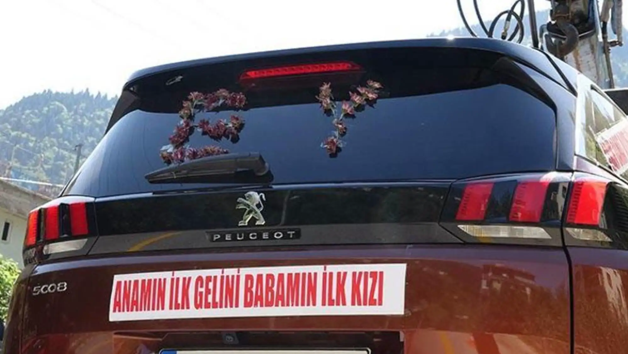 Düğün aracı çiçeklerle süslenmiş. Düğün aracı çiçeklerle süslenmiş.