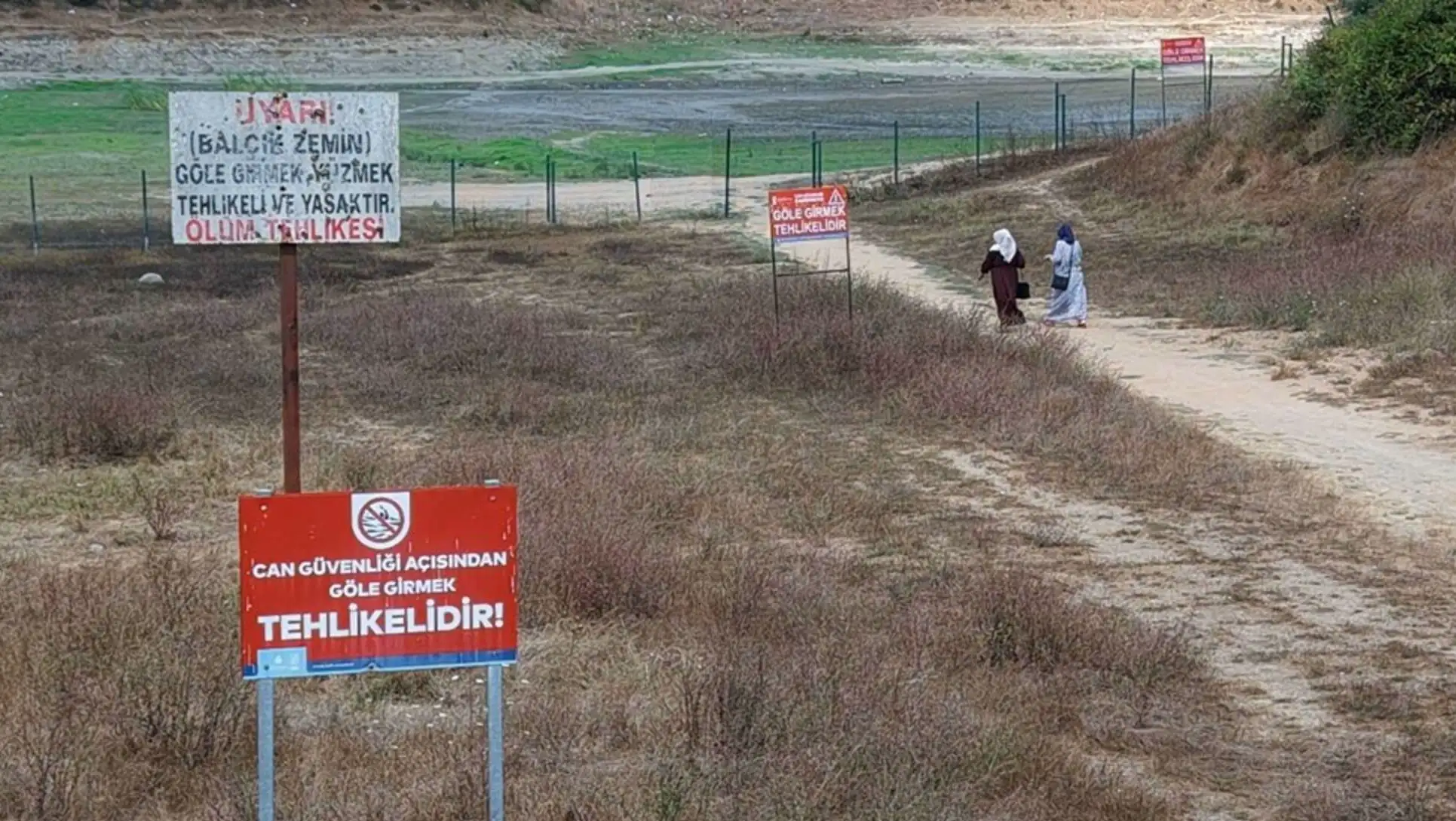 İstanbul'da bir grup insan yürüyüş yapıyor. İstanbul'da bir grup insan yürüyüş yapıyor.