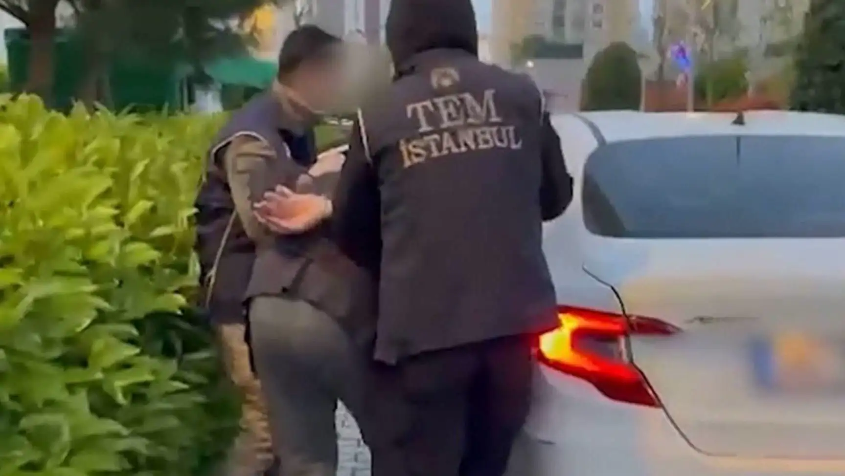 DAEŞ operasyonu sırasında gözaltına alınan bir grup insan. DAEŞ operasyonu sırasında gözaltına alınan bir grup insan.