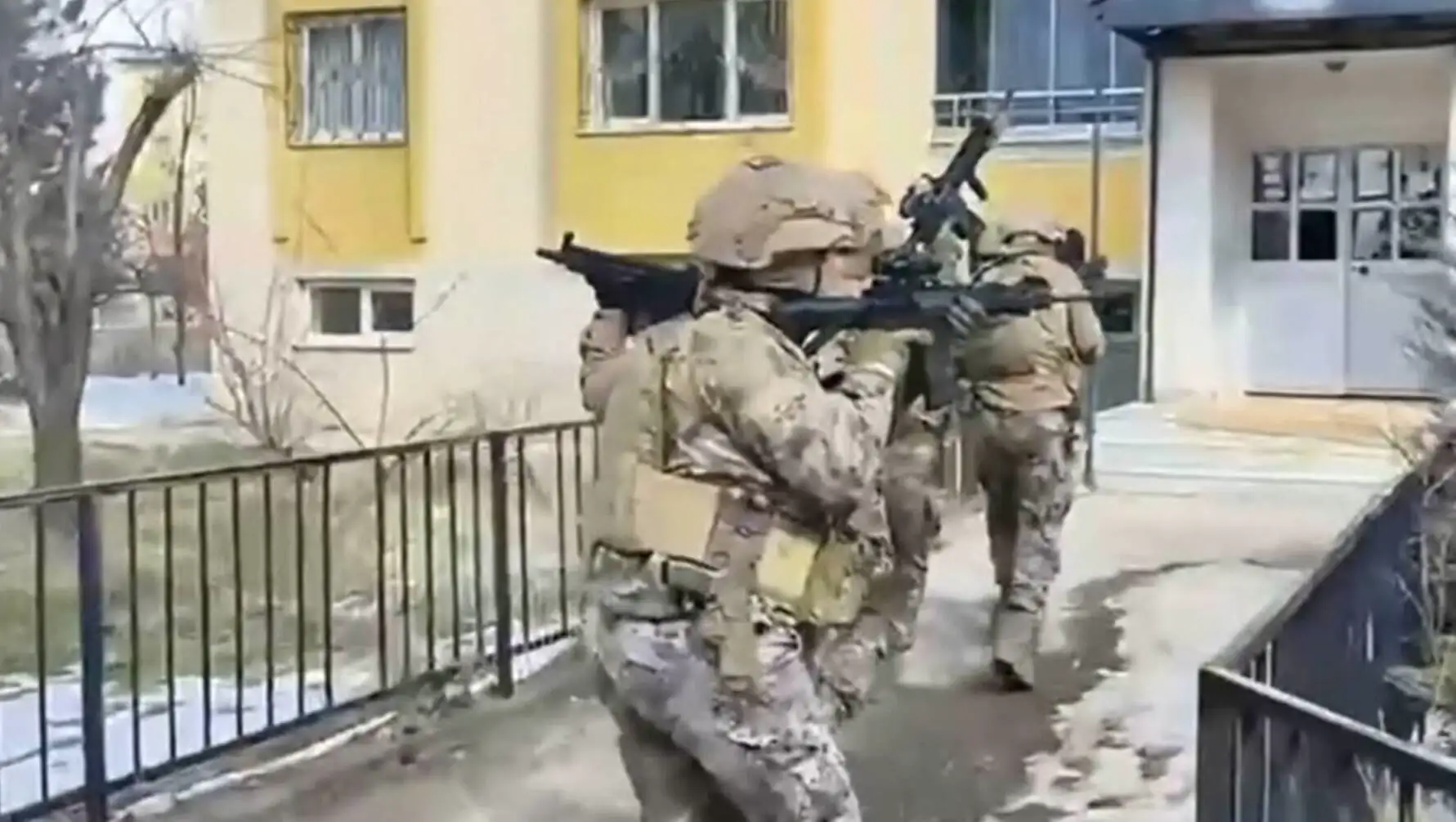 Armed soldiers during a DAESH operation in Istanbul.
