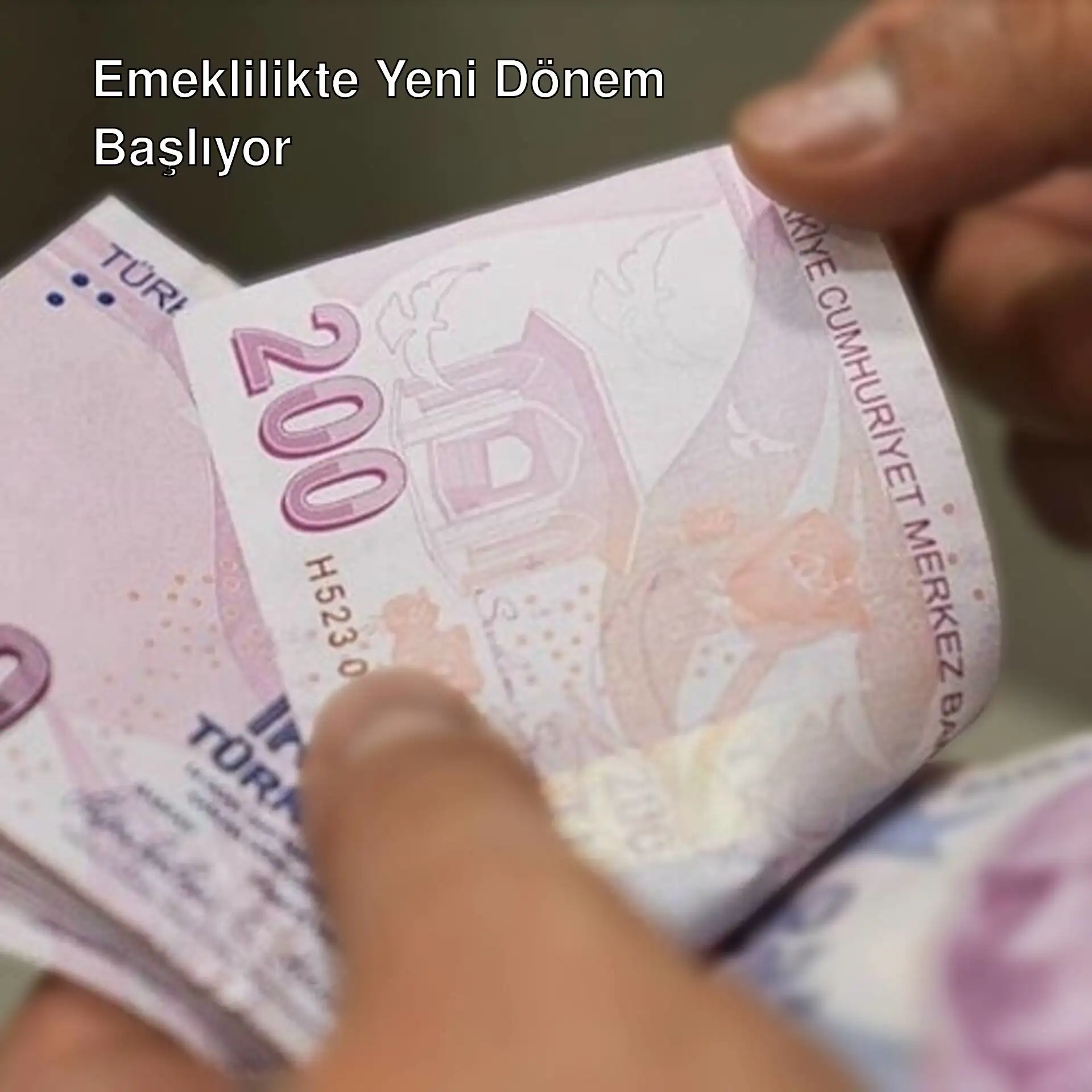 Bir kişi Türk parası tutuyor. Bir kişi Türk parası tutuyor.