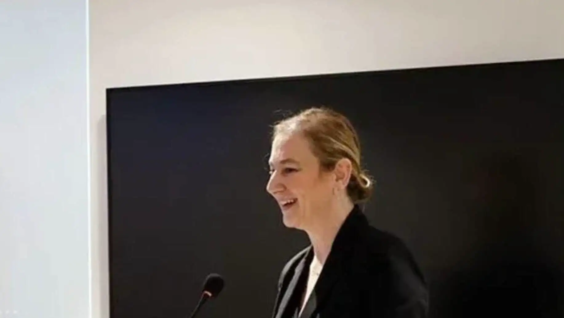Prof. Dr. Aylin Ataay Saybaşılı, mikrofonla gülümseyerek açıklama yapıyor. Prof. Dr. Aylin Ataay Saybaşılı, mikrofonla gülümseyerek açıklama yapıyor.