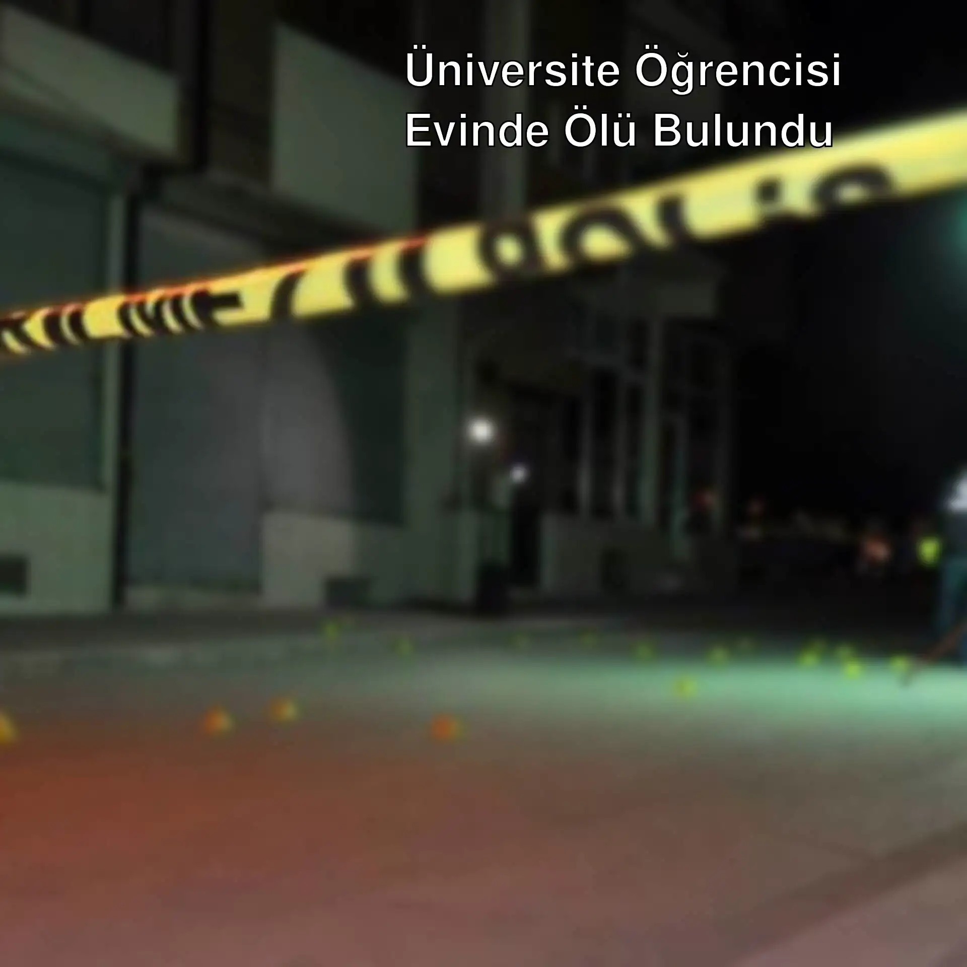 Bir polis memurunun sokakta durumu kontrol etmesi. Bir polis memurunun sokakta durumu kontrol etmesi.