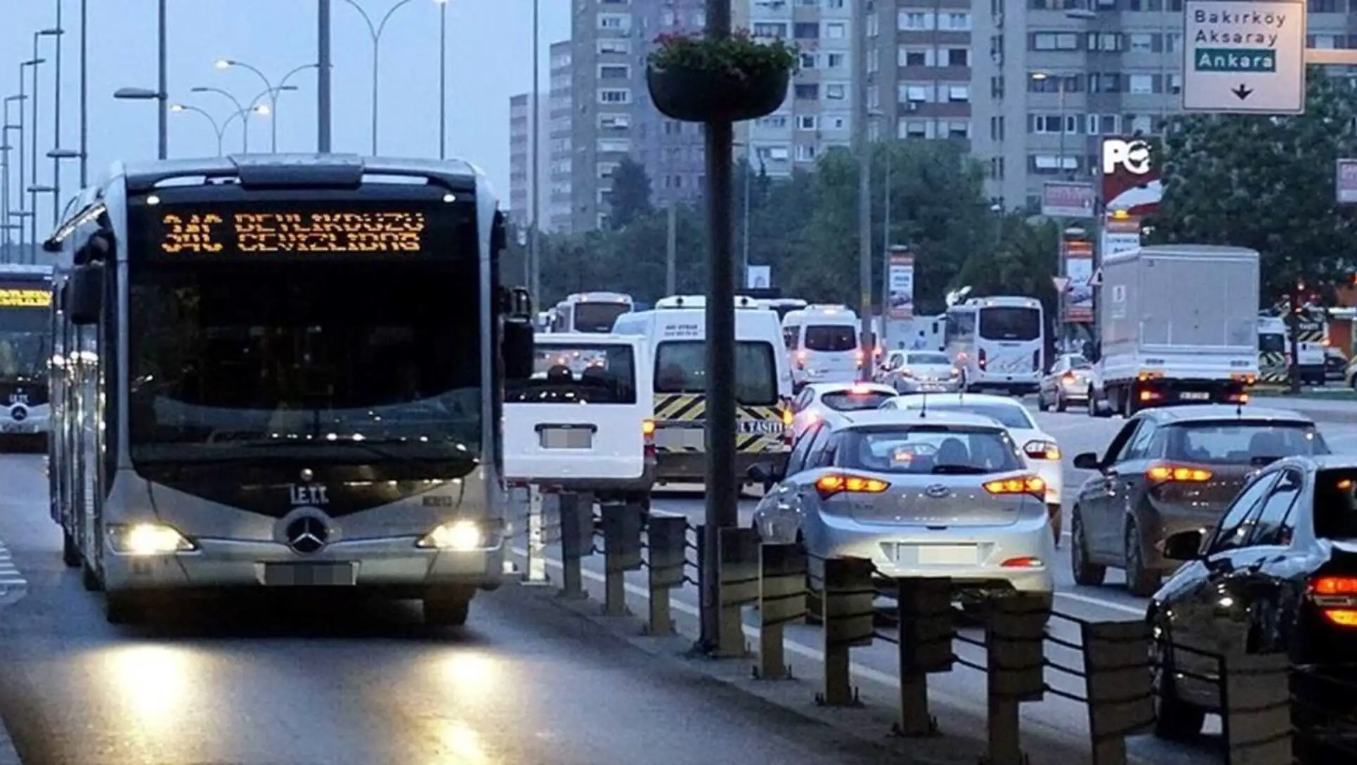 Bir otobüs ve yolda araçlar. Bir otobüs ve yolda araçlar.