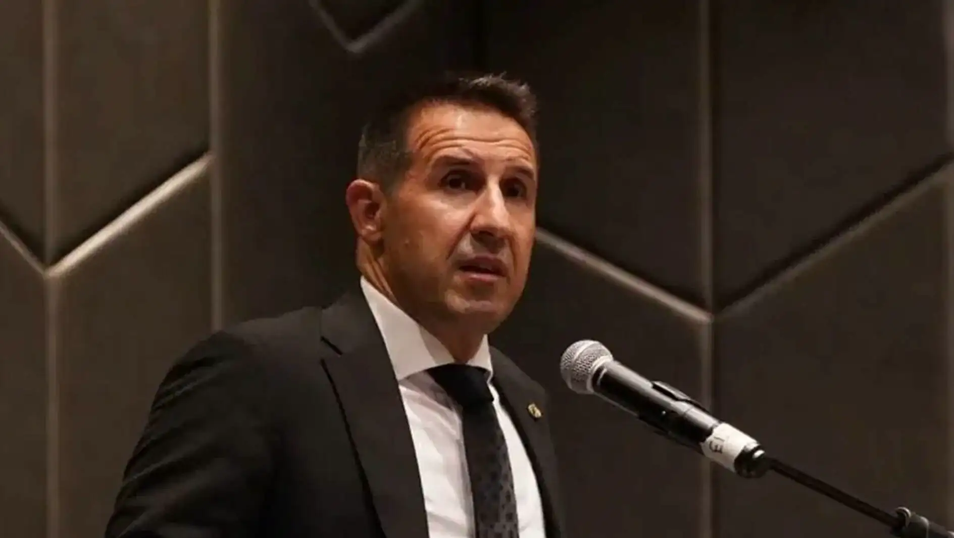 Ümit Özdağ basın toplantısında konuşuyor.