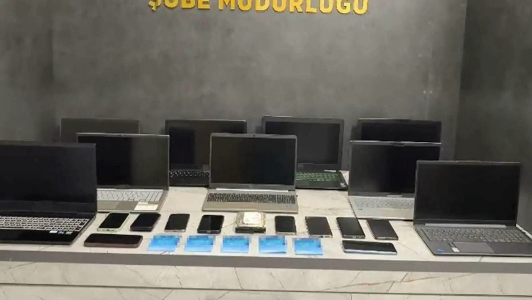 Yasa dışı bahis operasyonu sırasında ele geçirilen materyaller.