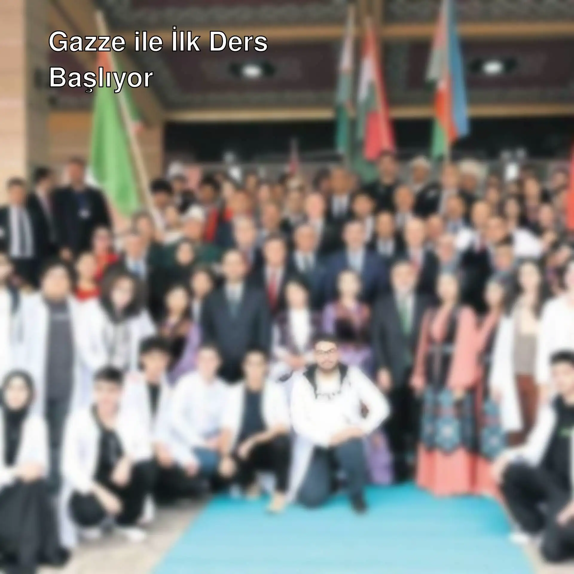 Bir grup insan fotoğraf çektiriyor.