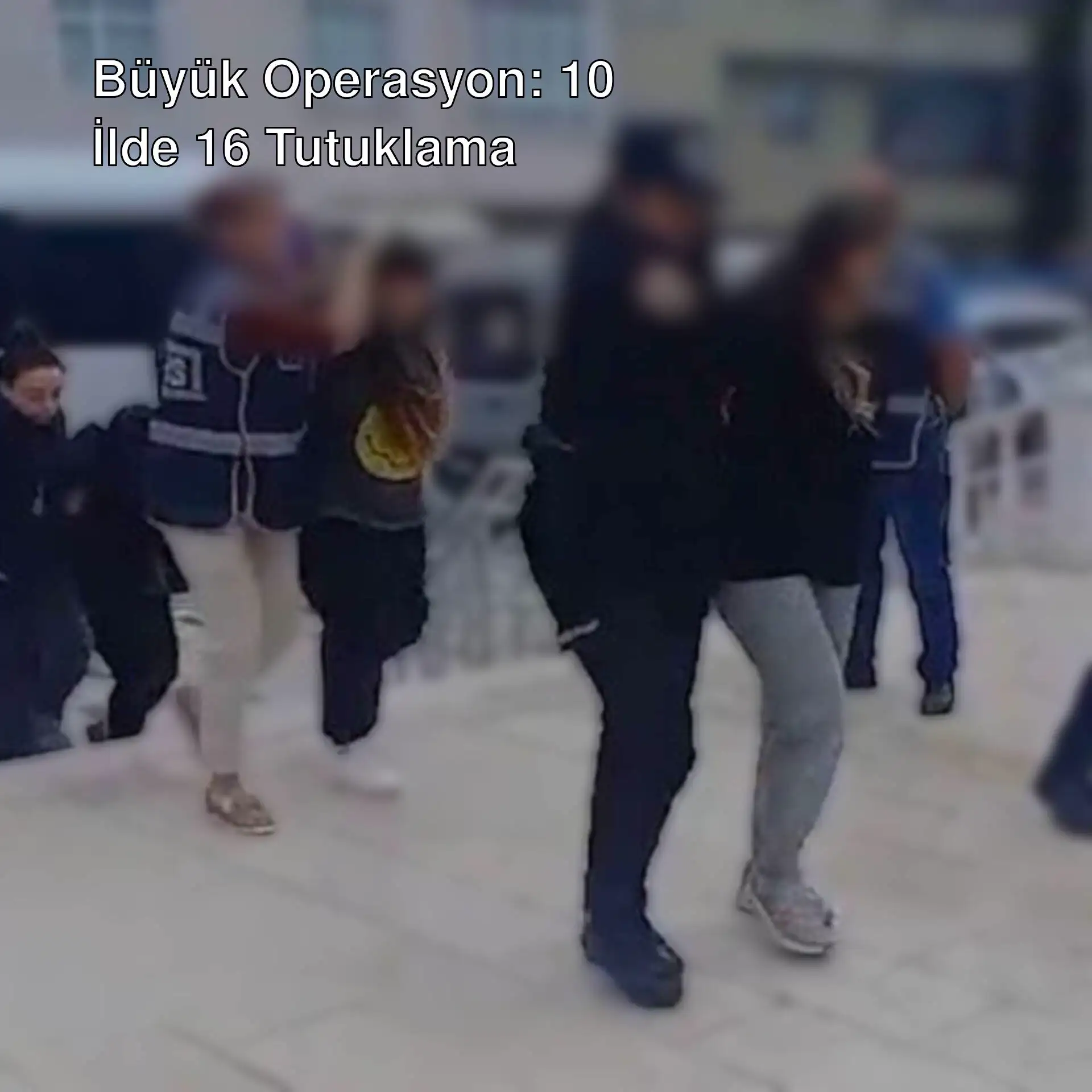 Bir grup insan yürüyüş yapıyor.