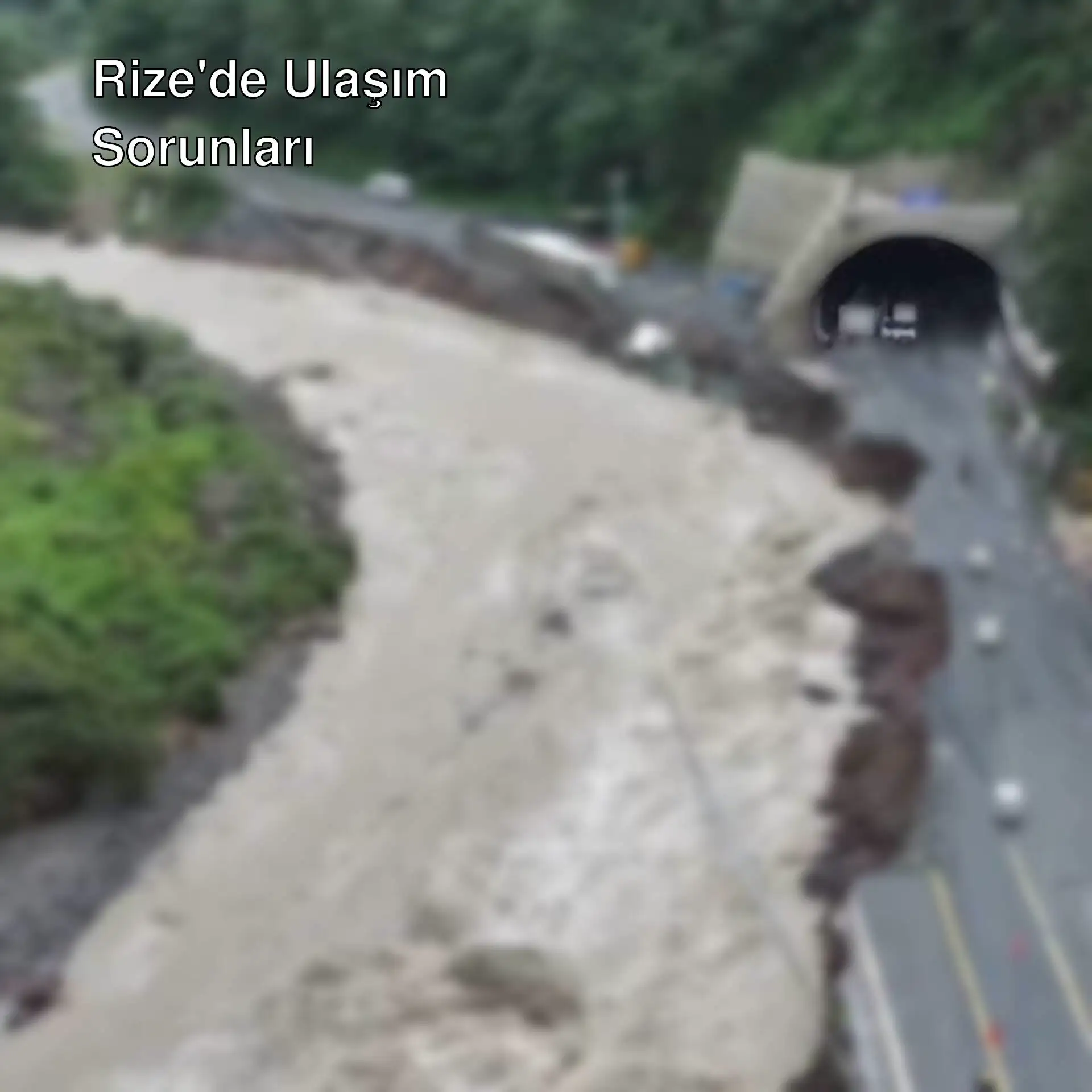 Rize'de bir yol ve nehir görüntüsü.