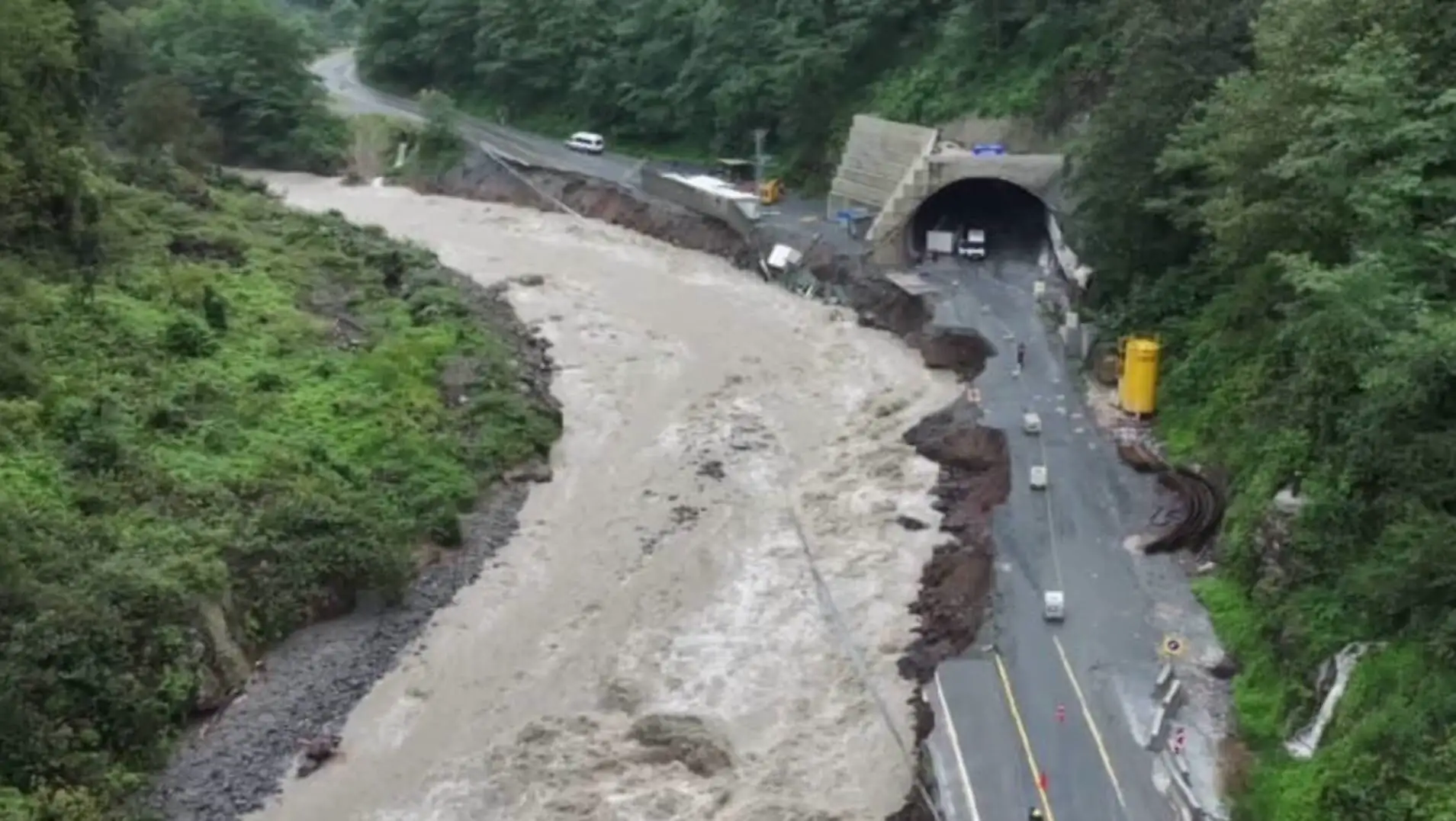 A bridge and a muddy river in Rize.