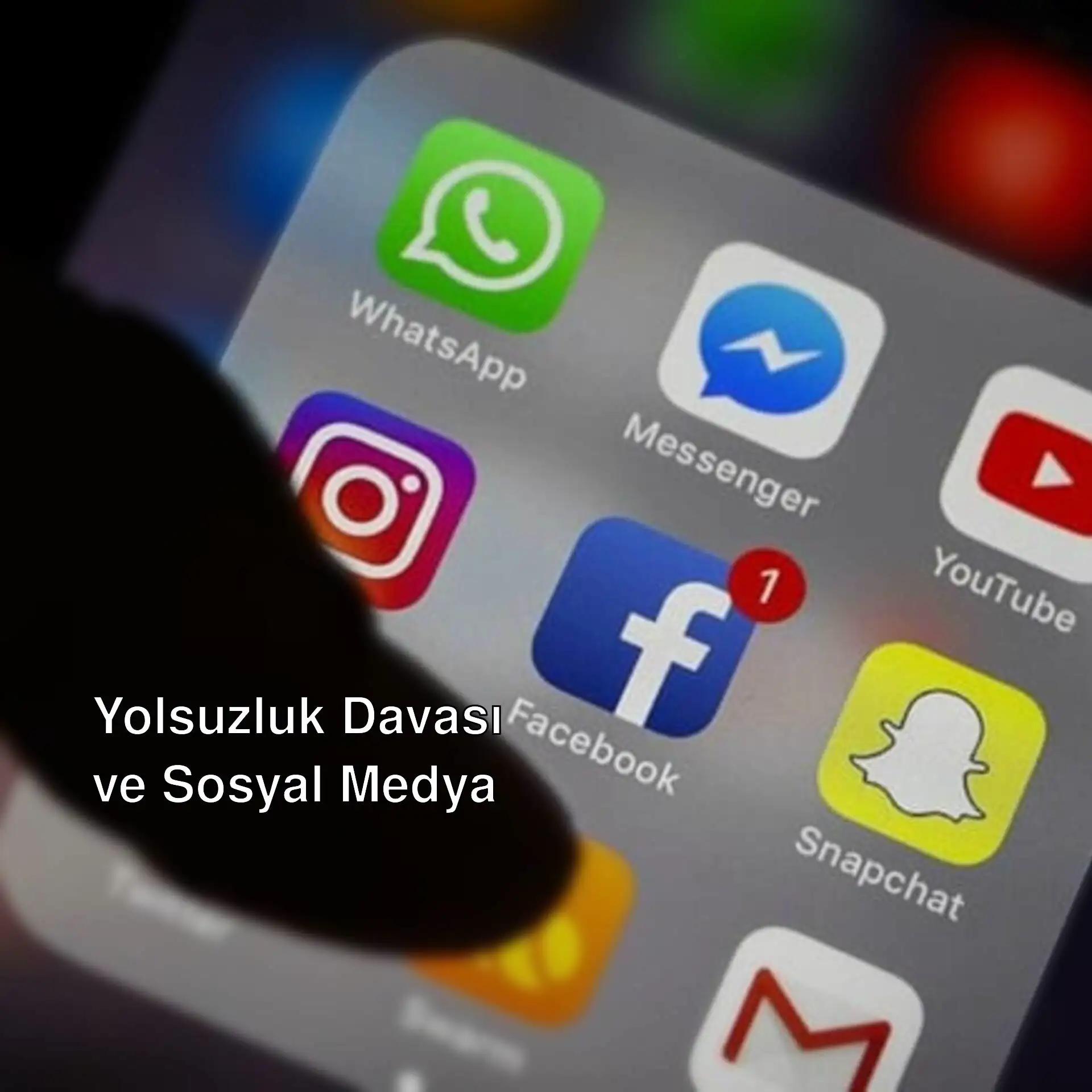 Bir parmak cep telefonunun ekranına işaret ediyor.