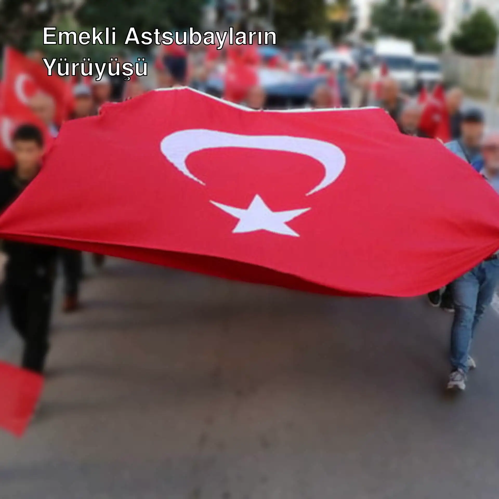 Emekli astsubaylar yürüyüşte Türk bayraklarıyla. Emekli astsubaylar yürüyüşte Türk bayraklarıyla.