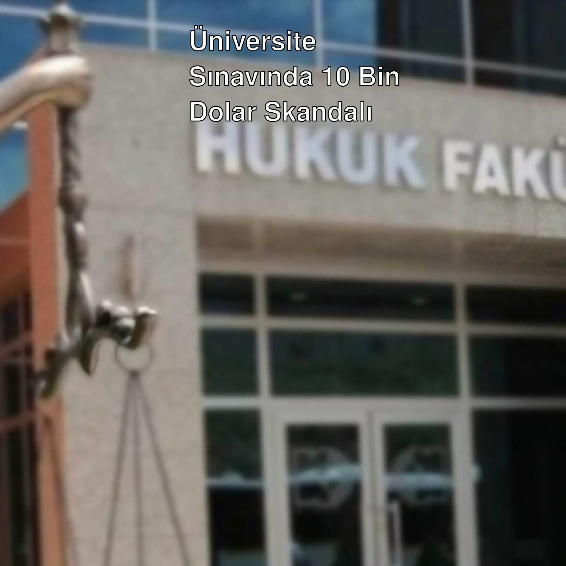 Bir kadın heykeli, bir binanın önünde swing tutuyor.