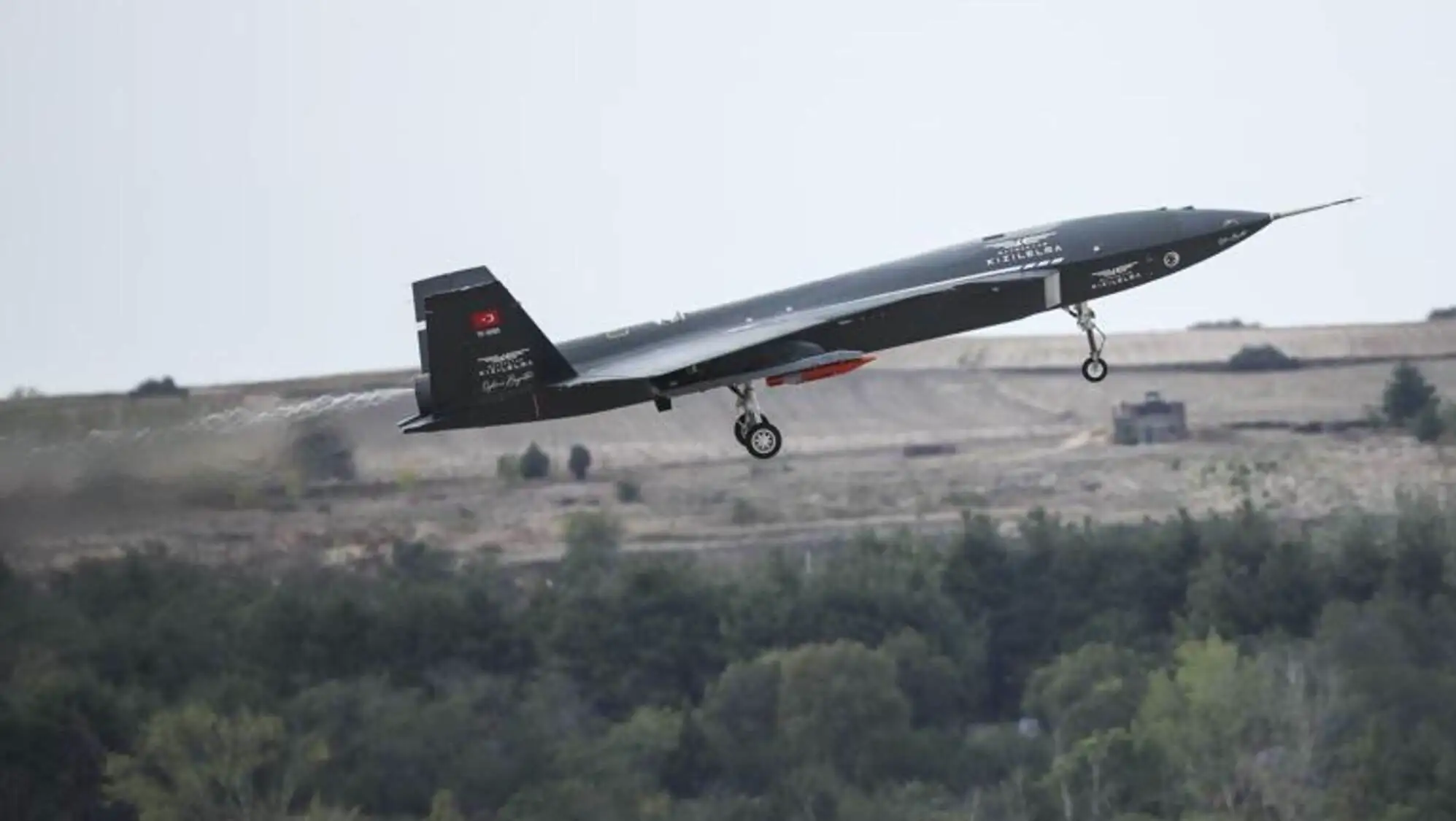Bayraktar KIZILELMA in flight.