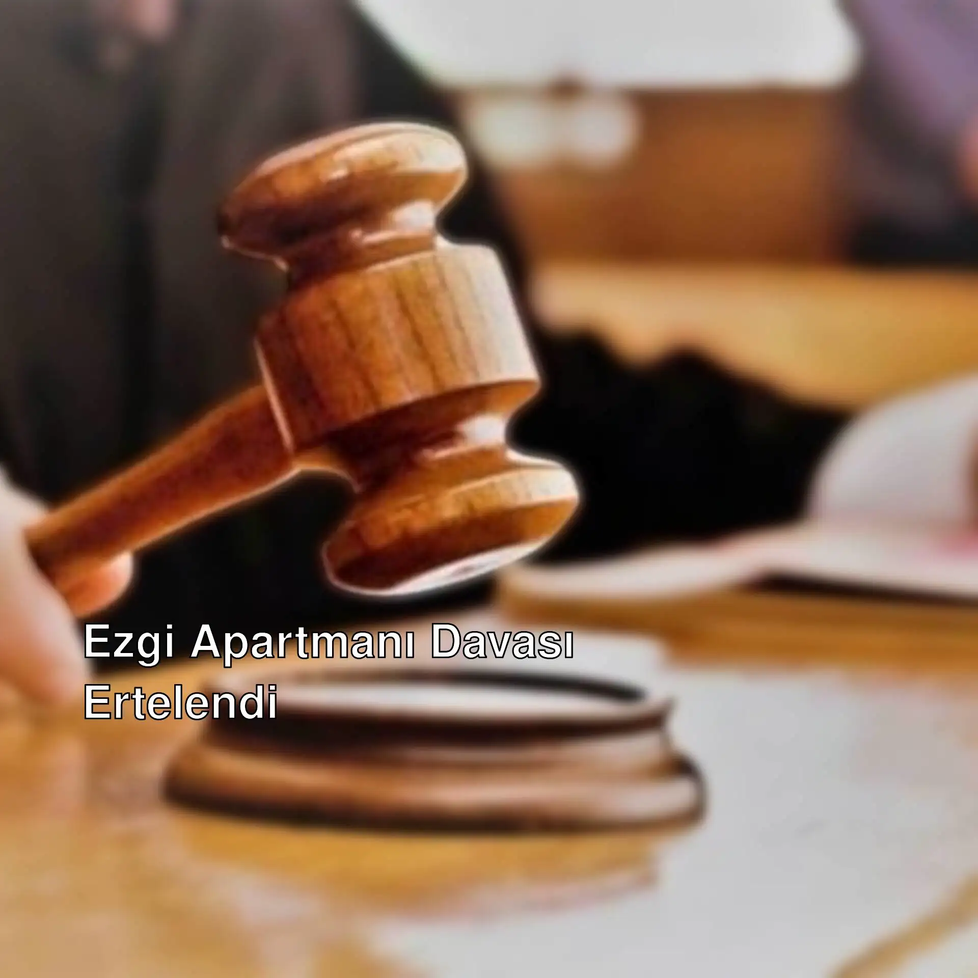 Mahkeme salonunda bir elin tokmak tutması.