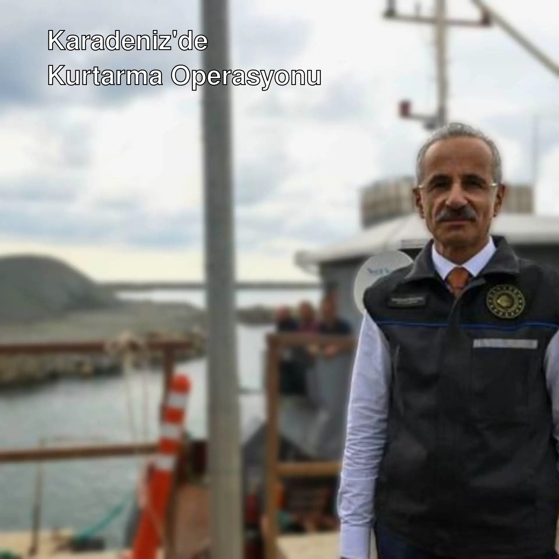 Bir adam botta duruyor.