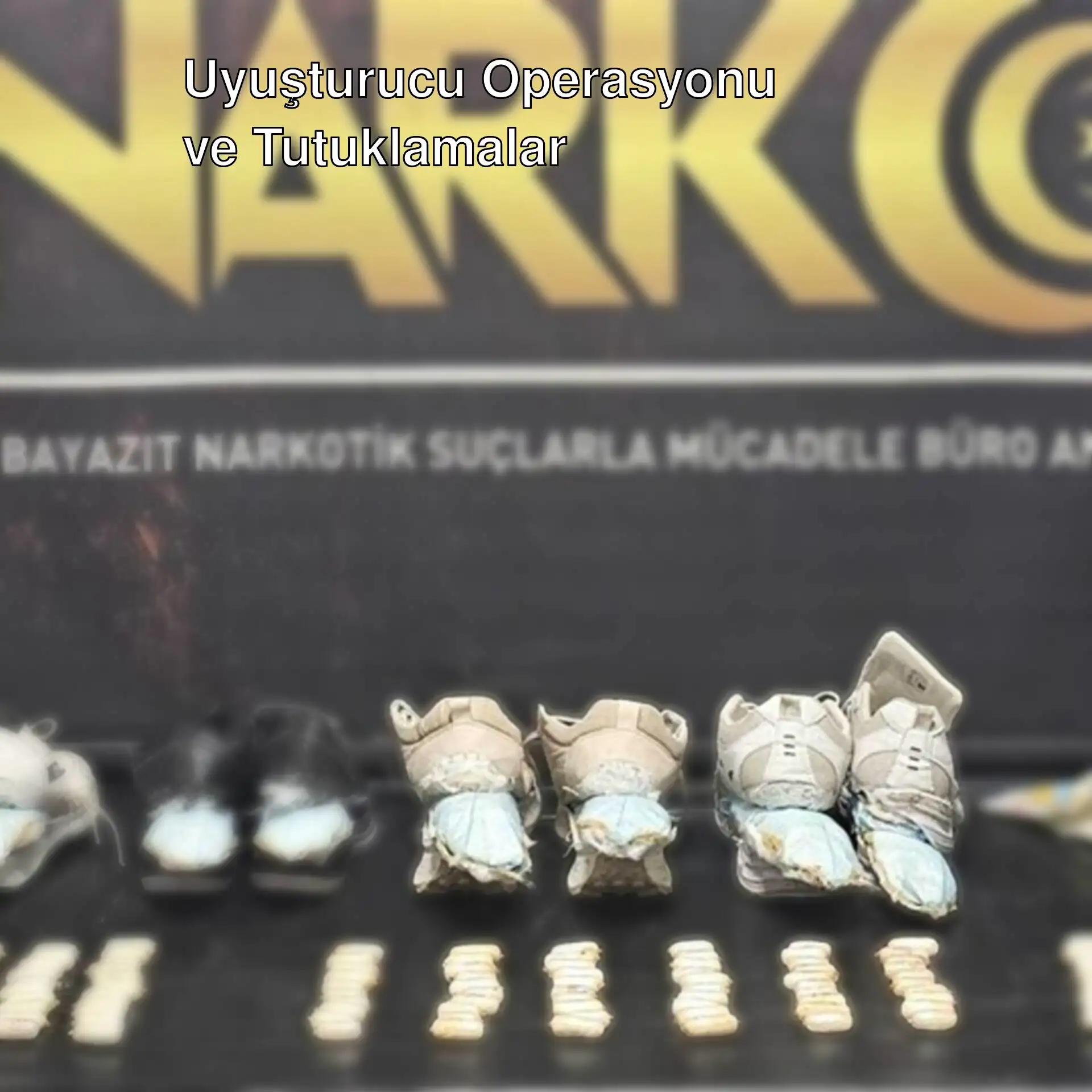Ağrı'da uyuşturucu operasyonunda tutuklanan şüphelilerin ayakkabılarından çıkan uyuşturucu.