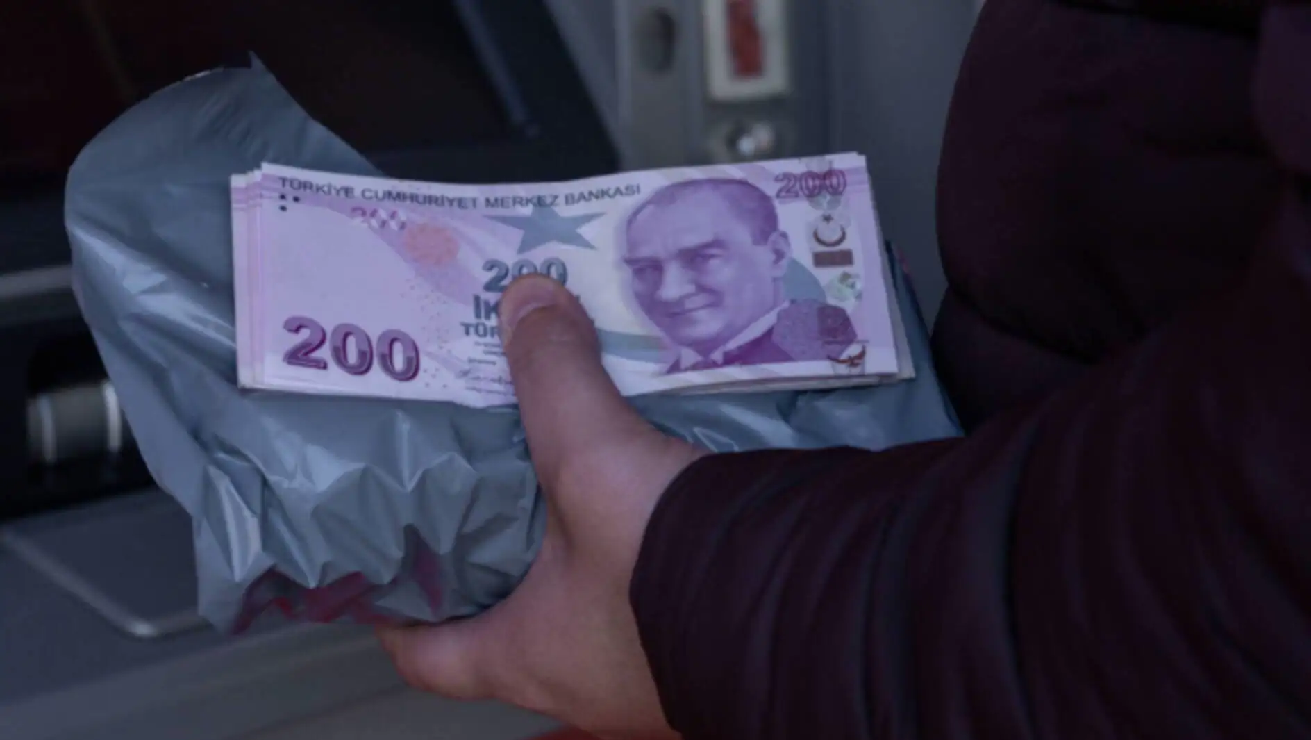 Bir kişinin para çantası tutması.