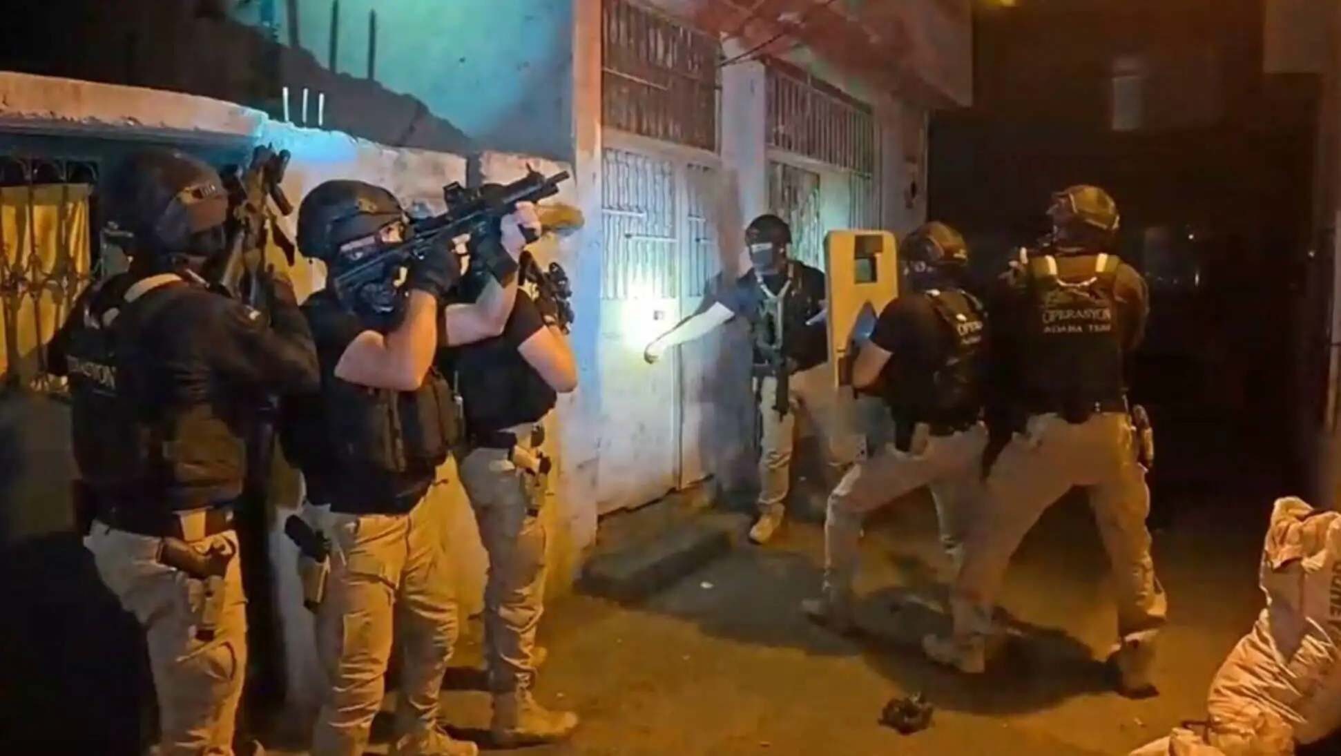 Güvenlik güçleri, DAEŞ operasyonu sırasında. Operasyon sırasında gözaltına alınan kişiler. Güvenlik güçleri, DAEŞ operasyonu sırasında. Operasyon sırasında gözaltına alınan kişiler.