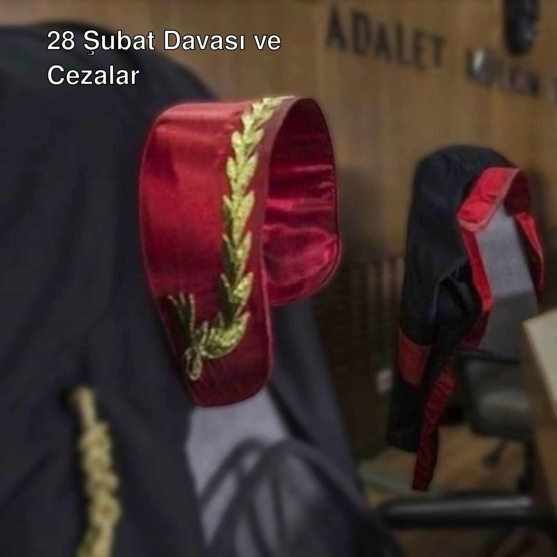 Bir grup şapka takmış sandalyeler
