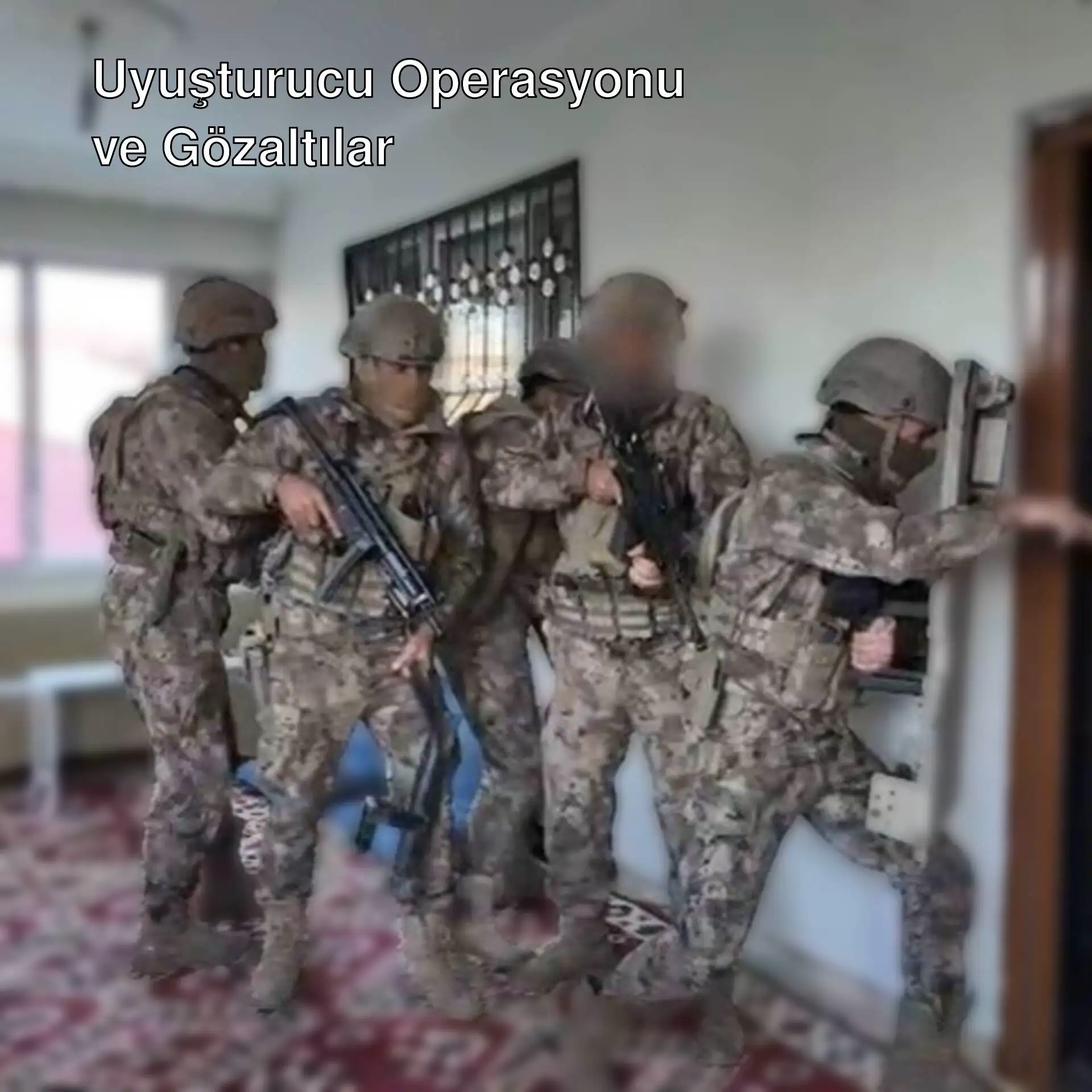 Askeri üniforma giymiş bir grup insan.