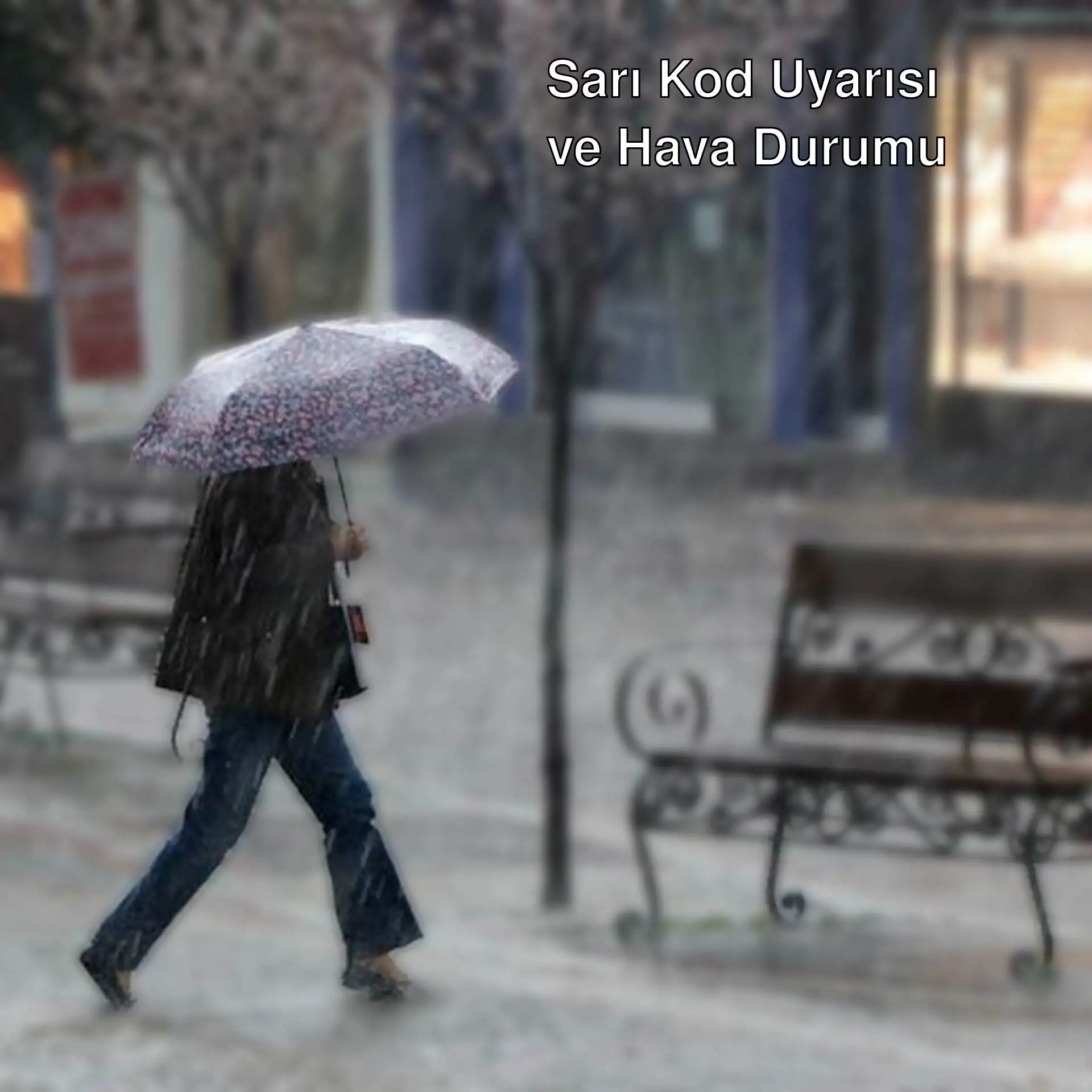 Yağmurda şemsiye ile yürüyen bir kişi. Yağmurda şemsiye ile yürüyen bir kişi.