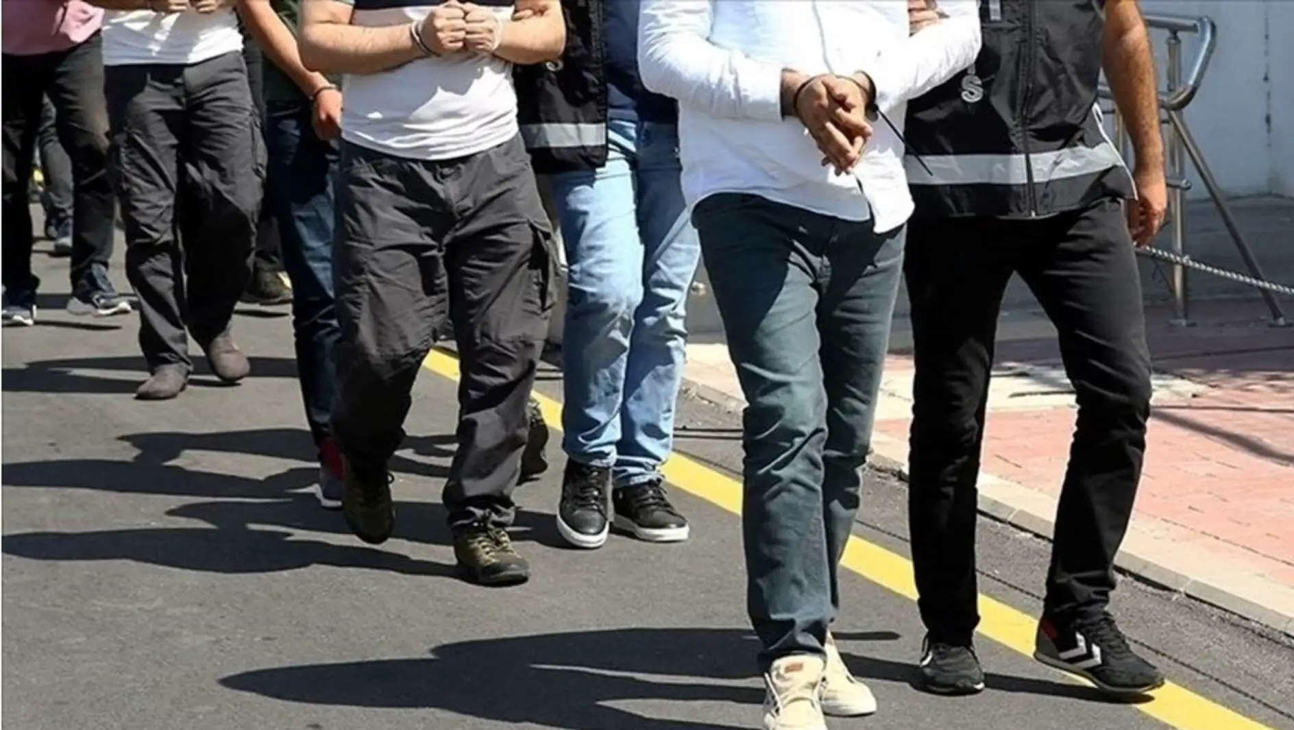 Samsun'da düzenlenen uyuşturucu operasyonu sırasında gözaltına alınan kişiler.