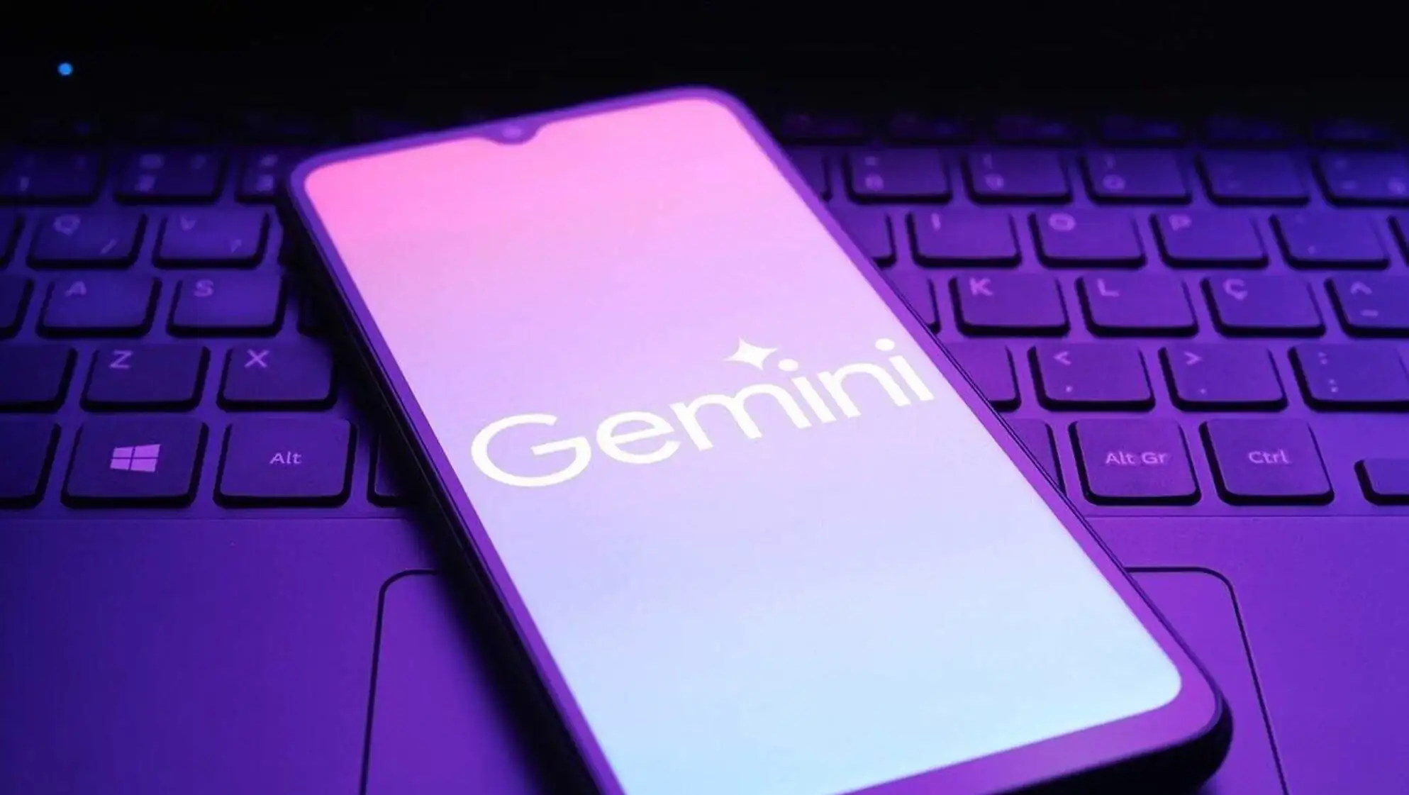 Bir cep telefonunun klavye üzerinde görüntüsü.